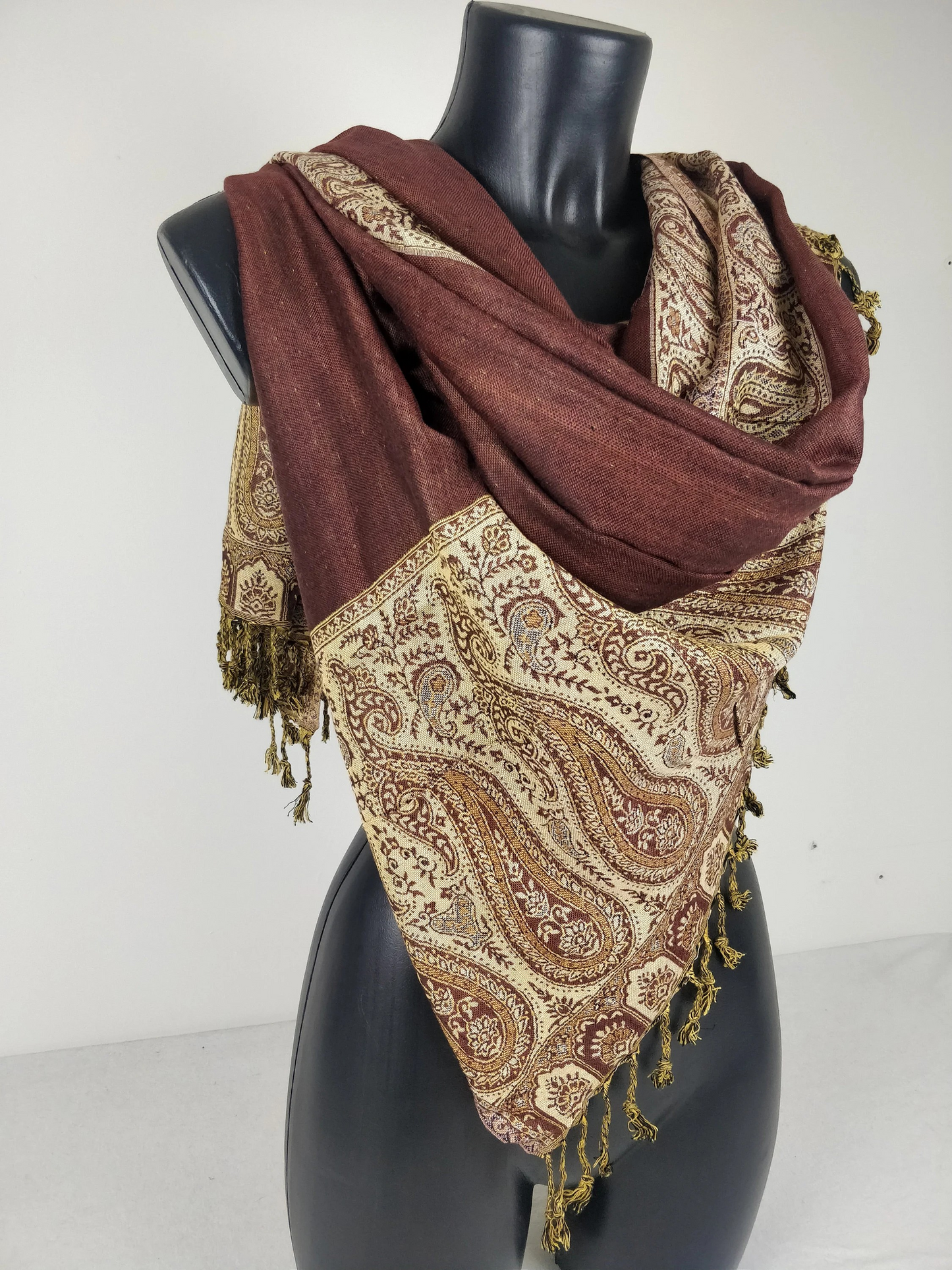 Pashmina Helak réversible en viscose. Echarpe motifs paisley marron.