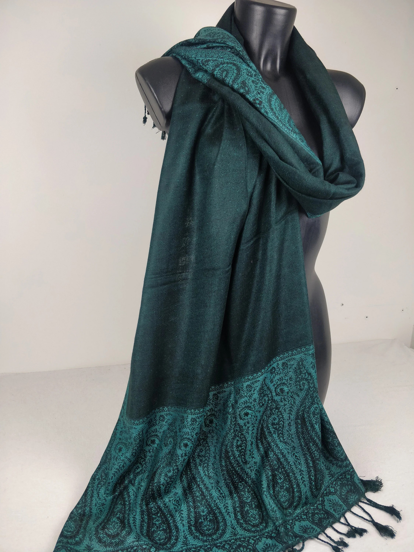 Pashmina Helak réversible en viscose. Echarpe motifs paisley vert.