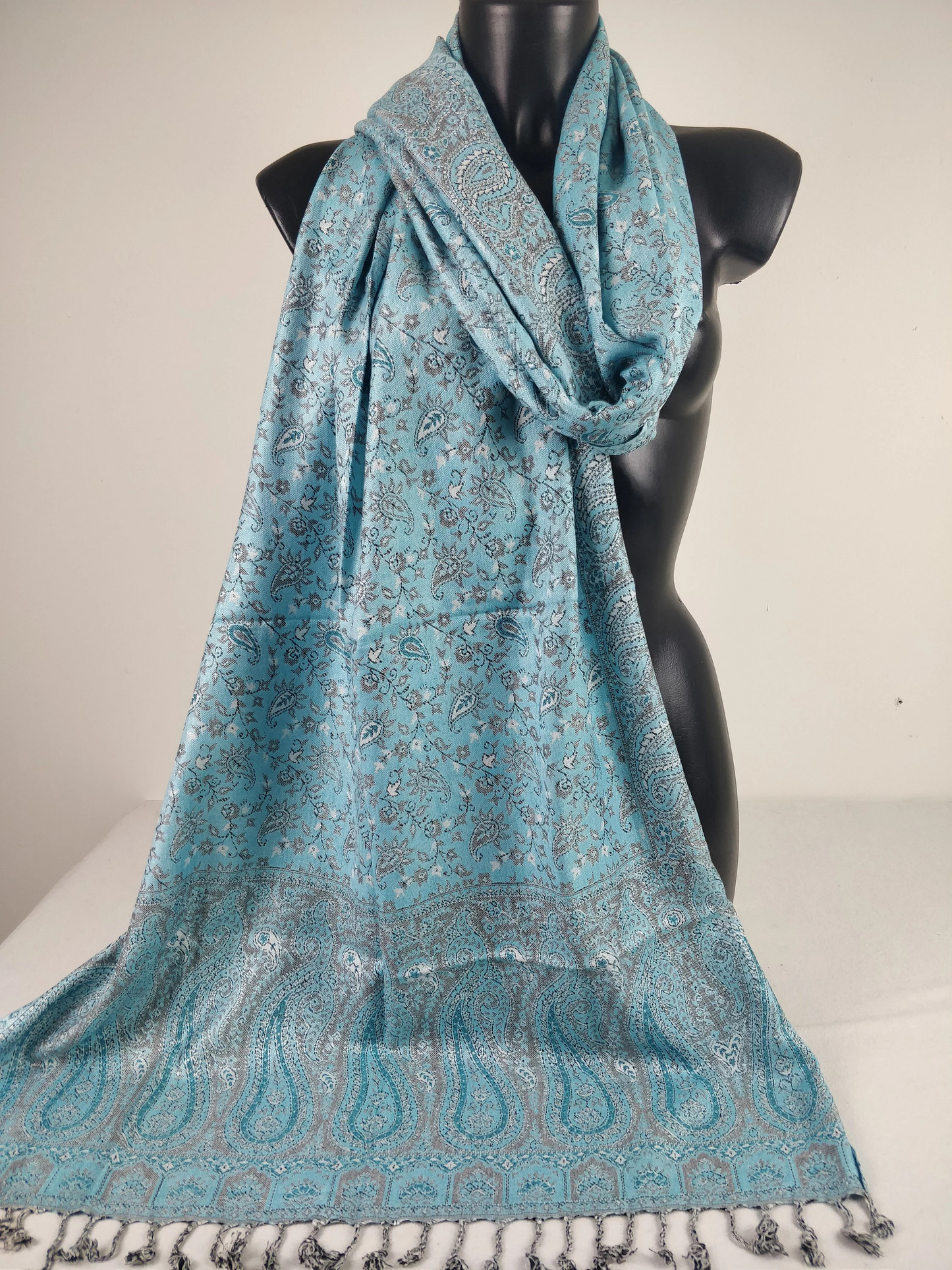 Pashmina Kheril réversible en viscose. Echarpe motifs paisley bleu.