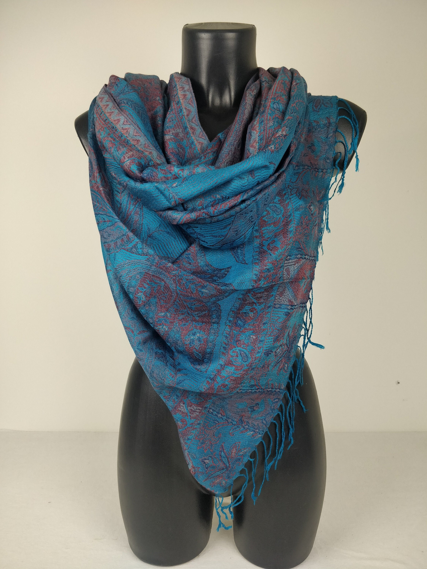 Pashmina Mangal réversible en modal / soie. Echarpe aux motifs paisley bleu.