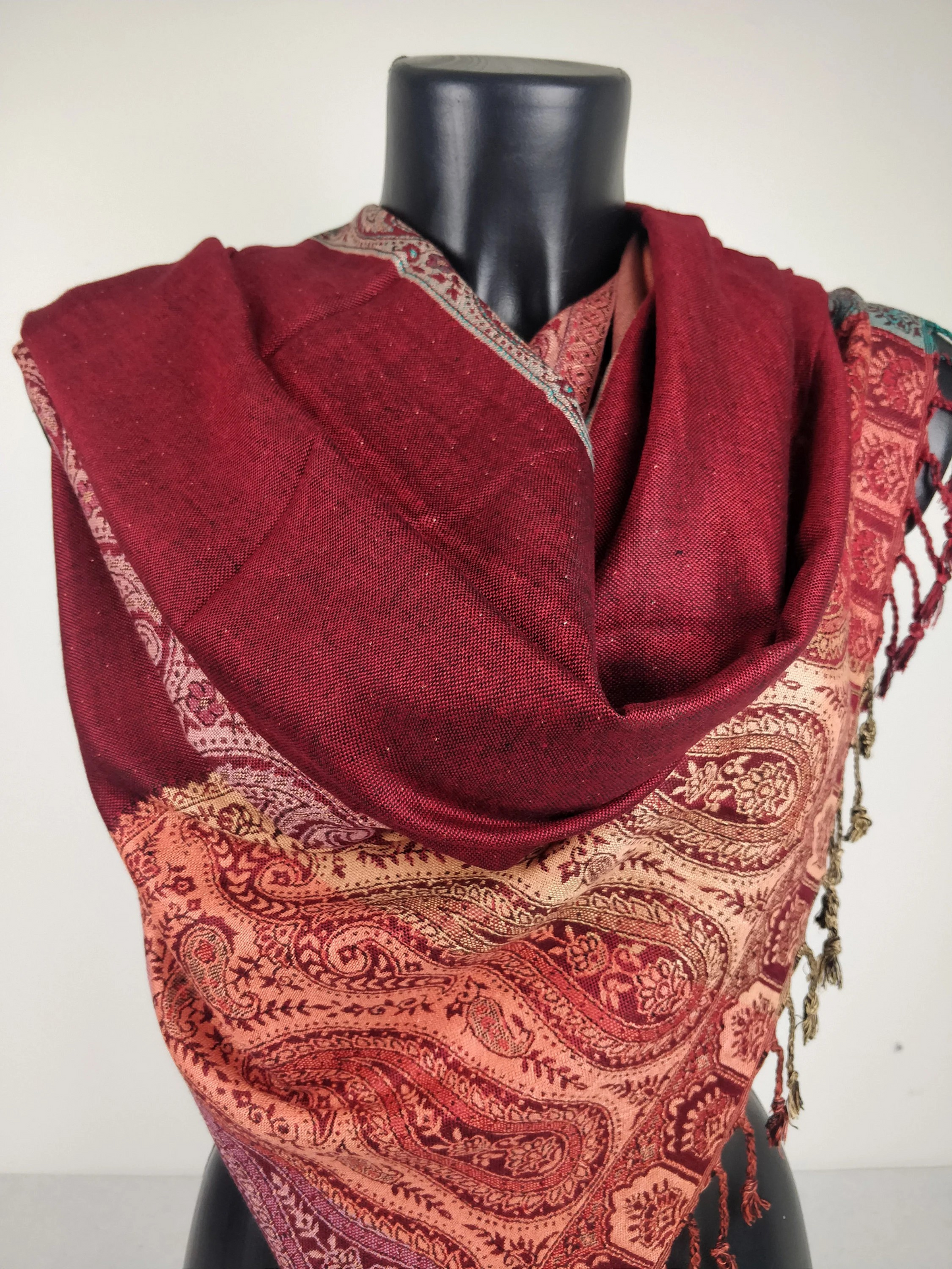 Pashmina Helak multicolore réversible en viscose. Echarpe motifs paisley rouge.