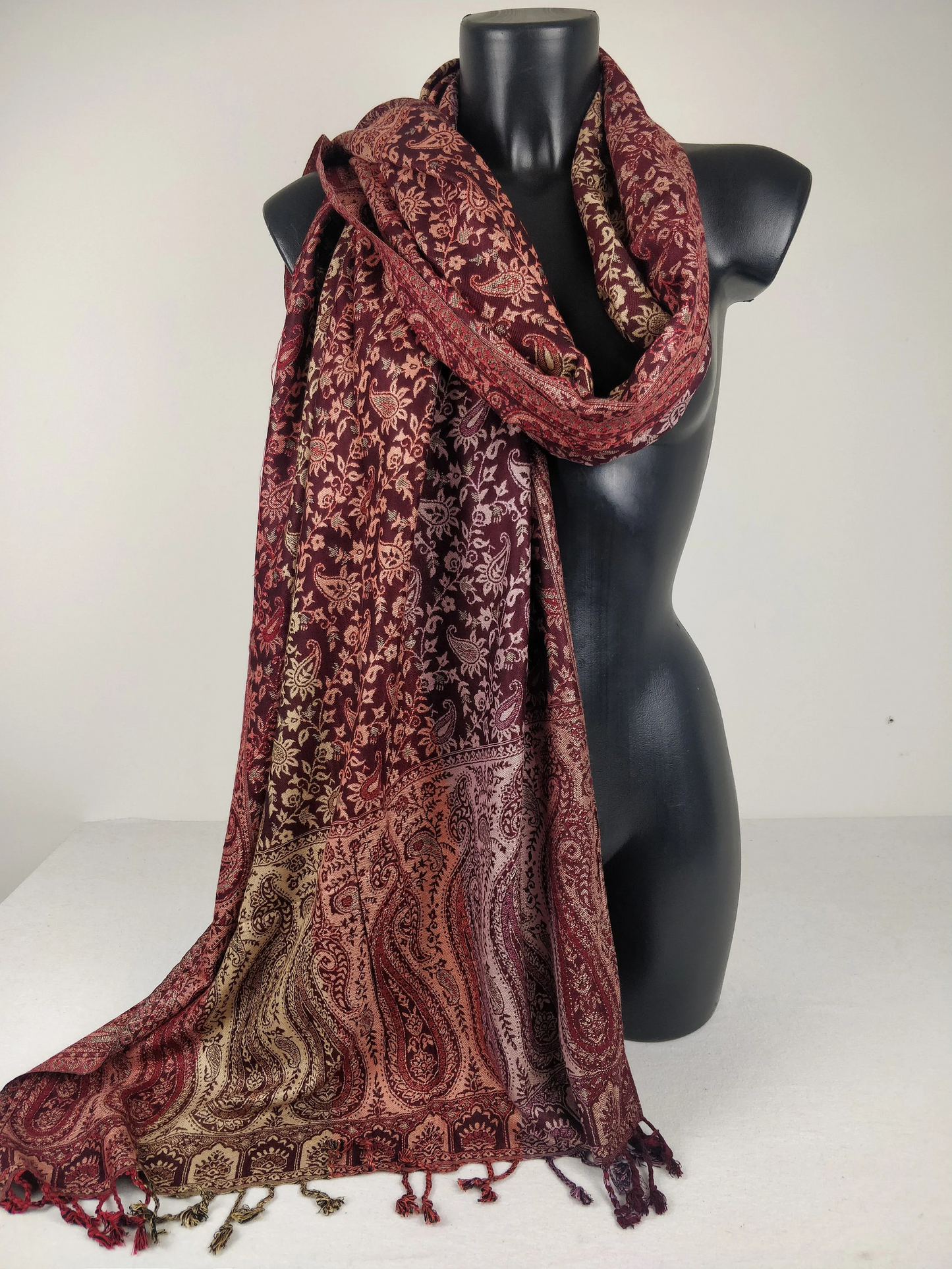 Pashmina réversible multicolore Sankya en viscose. Echarpe aux motifs paisley tons marrons.