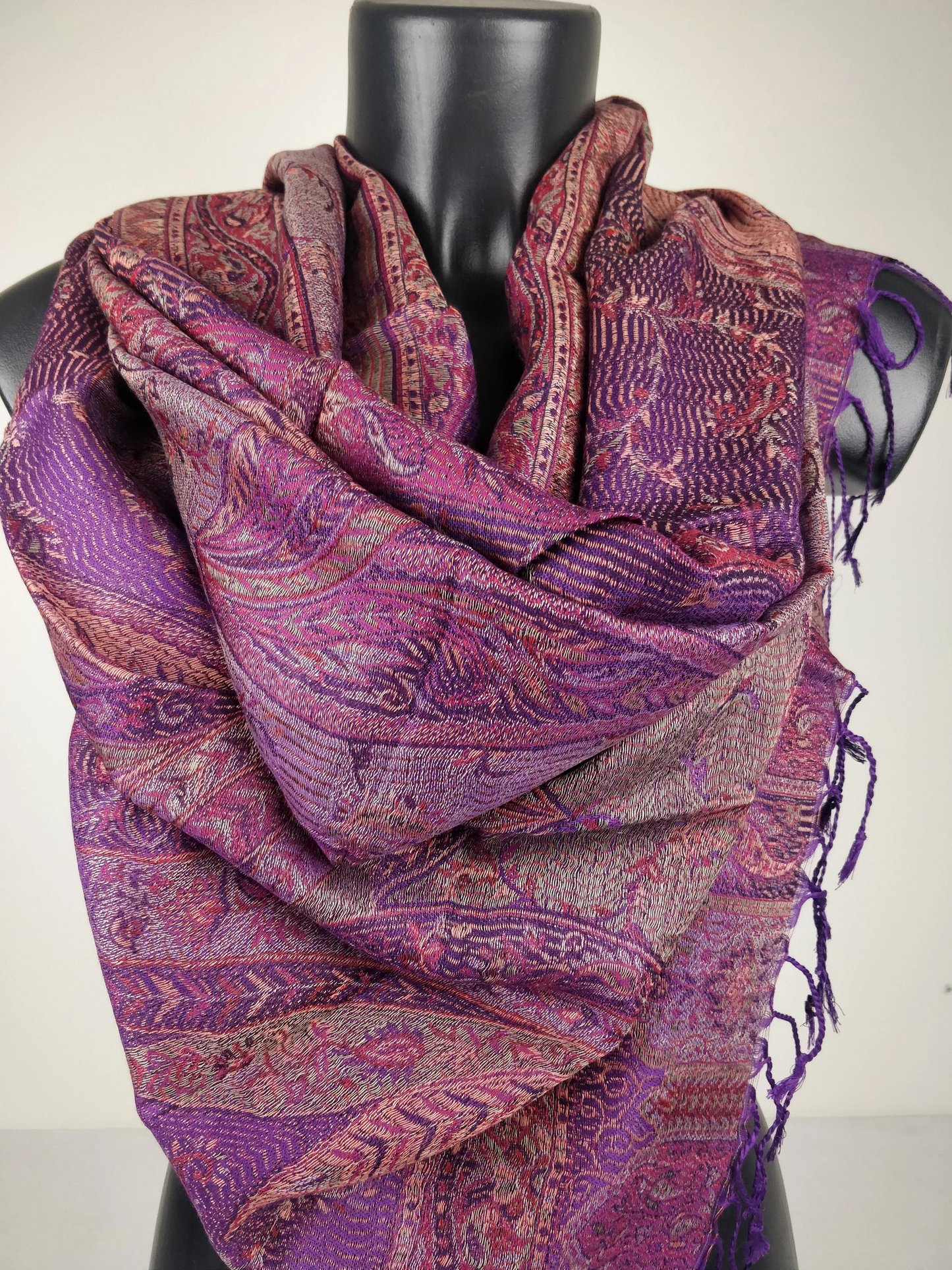 Pashmina Mangal réversible en modal / soie. Echarpe aux motifs paisley violet.