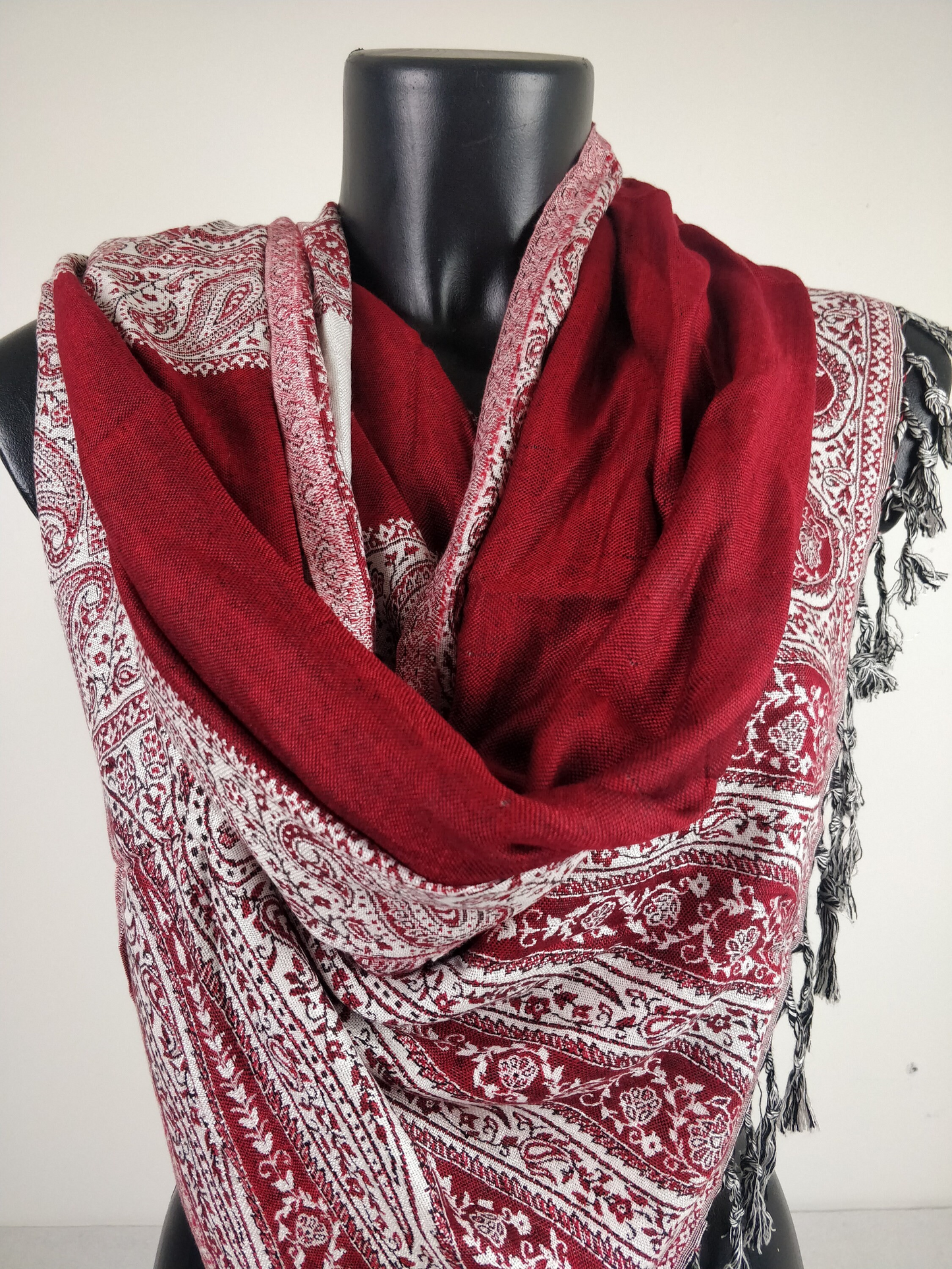 Pashmina Helak réversible en viscose. Echarpe motifs paisley rouge et blanc.