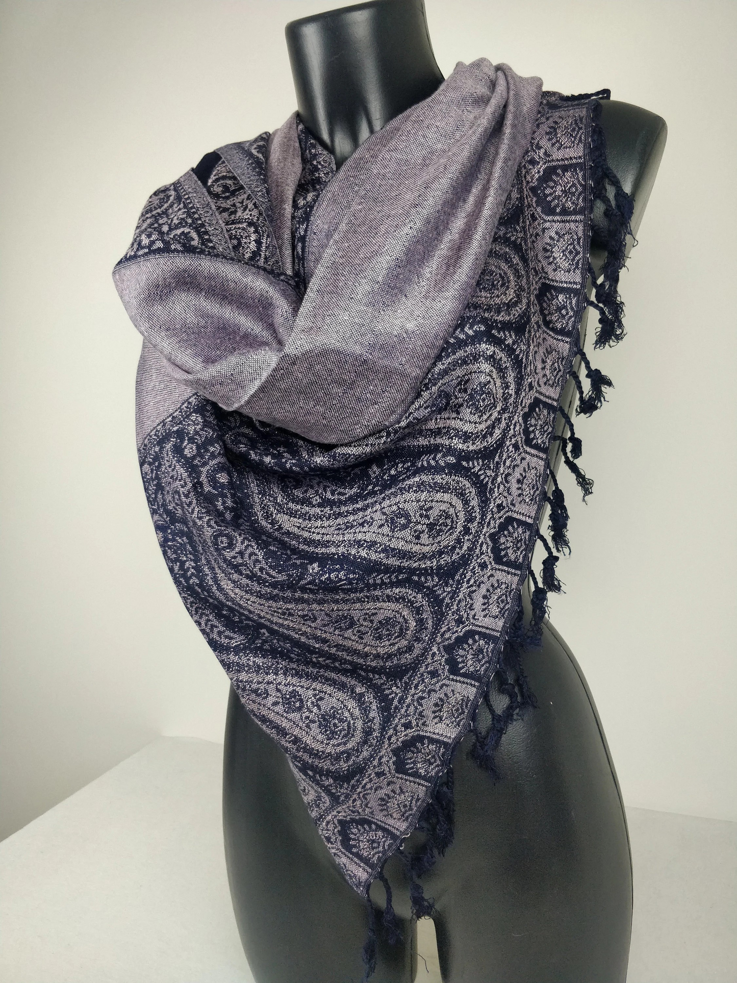 Pashmina Helak réversible en viscose. Echarpe motifs paisley bleu marine