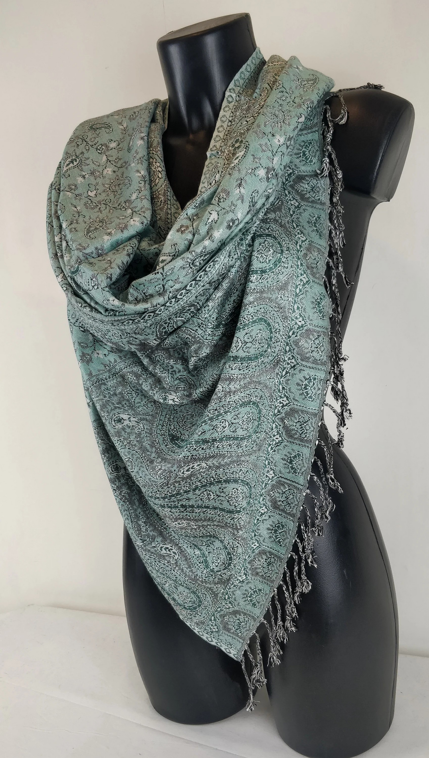 Pashmina Kheril réversible en viscose. Echarpe motifs paisley bleu.