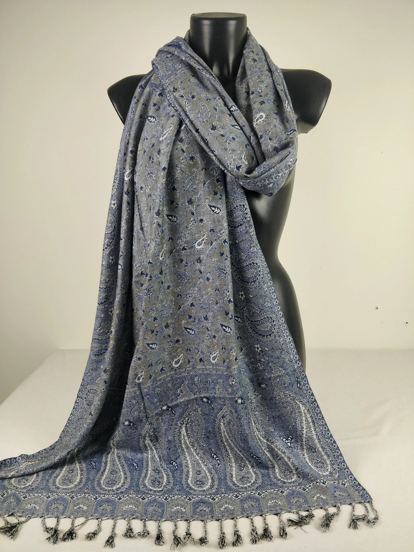 Pashmina Kheril réversible en viscose. Echarpe motifs paisley bleu.