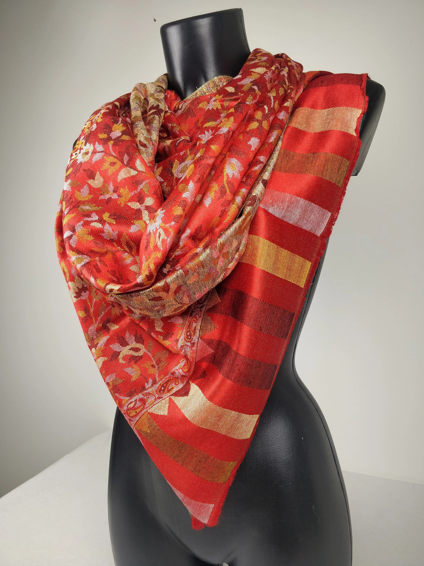 Wende-Pashmina Anjana aus Modal. Roter Schal mit Blumenmuster.