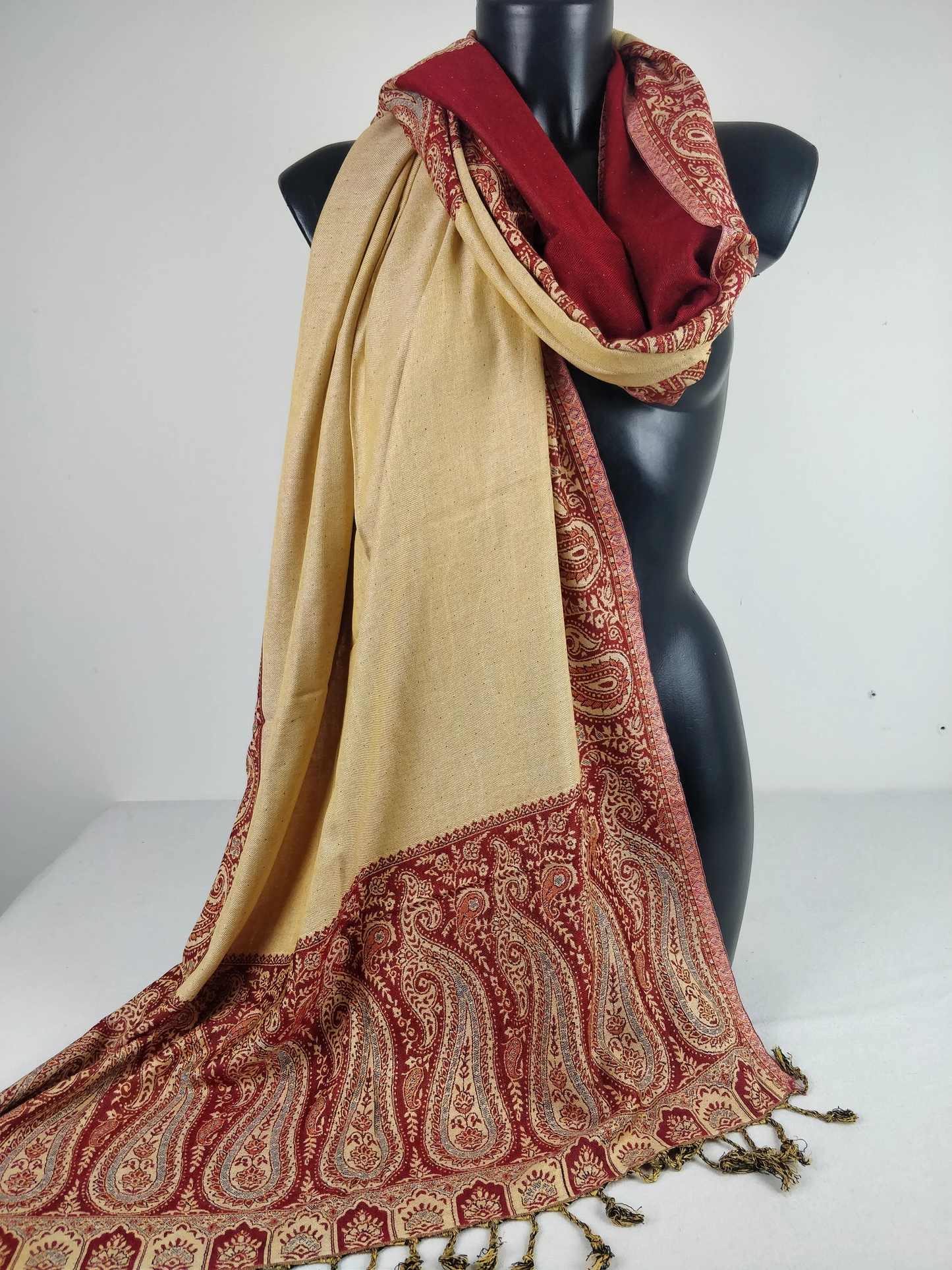 Pashmina Helak réversible en viscose. Echarpe motifs paisley rouge et crème.