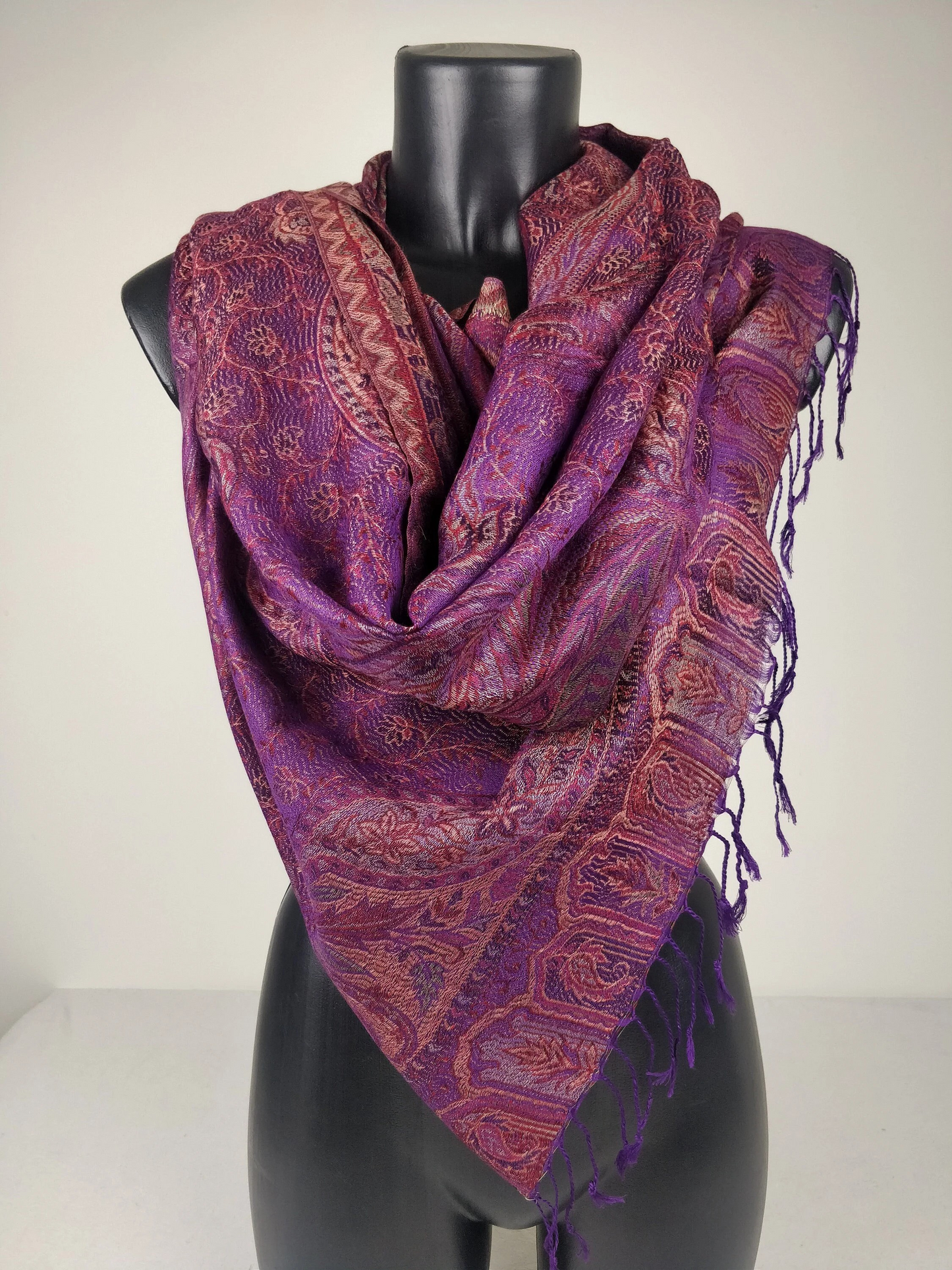 Pashmina Mangal réversible en modal / soie. Echarpe aux motifs paisley violet.