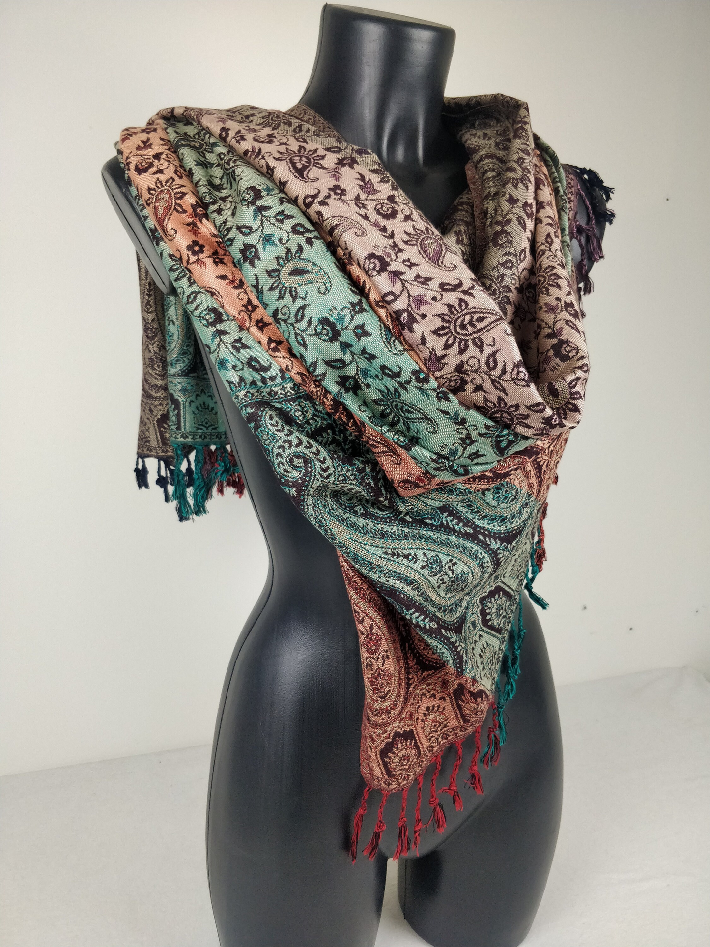 Pashmina réversible Sankya en viscose. Echarpe motif paisley multicolore.