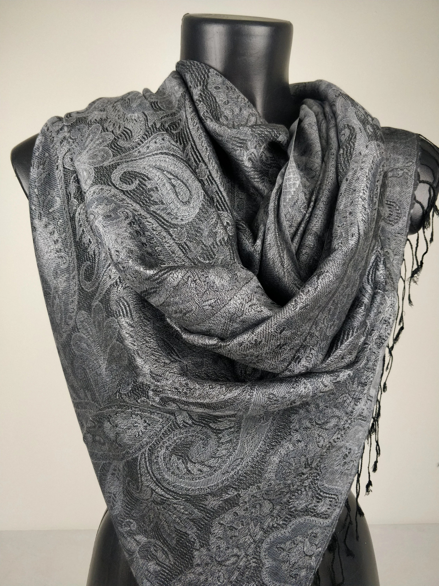 Wende-Mangal-Pashmina aus Modal/Seide. Graues und schwarzes Paisleymuster.