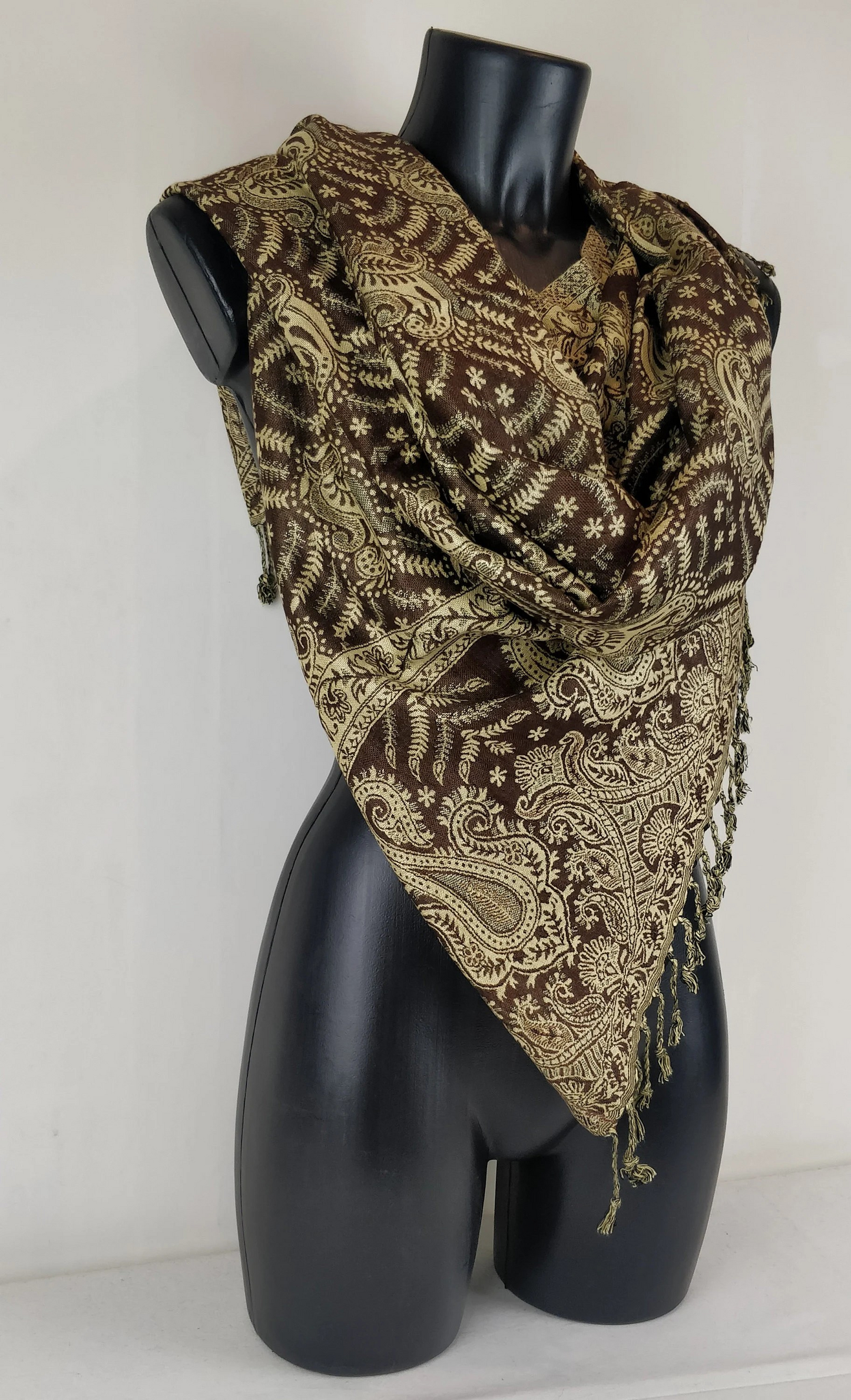 Wendbarer Asoha-Pashmina aus Viskose. Schal mit schwarzem Paisleymuster.