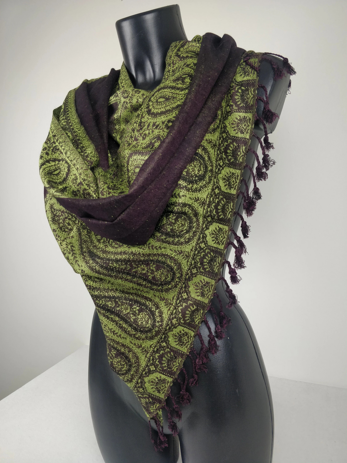 Pashmina Helak réversible en viscose. Echarpe motifs paisley marron et vert.