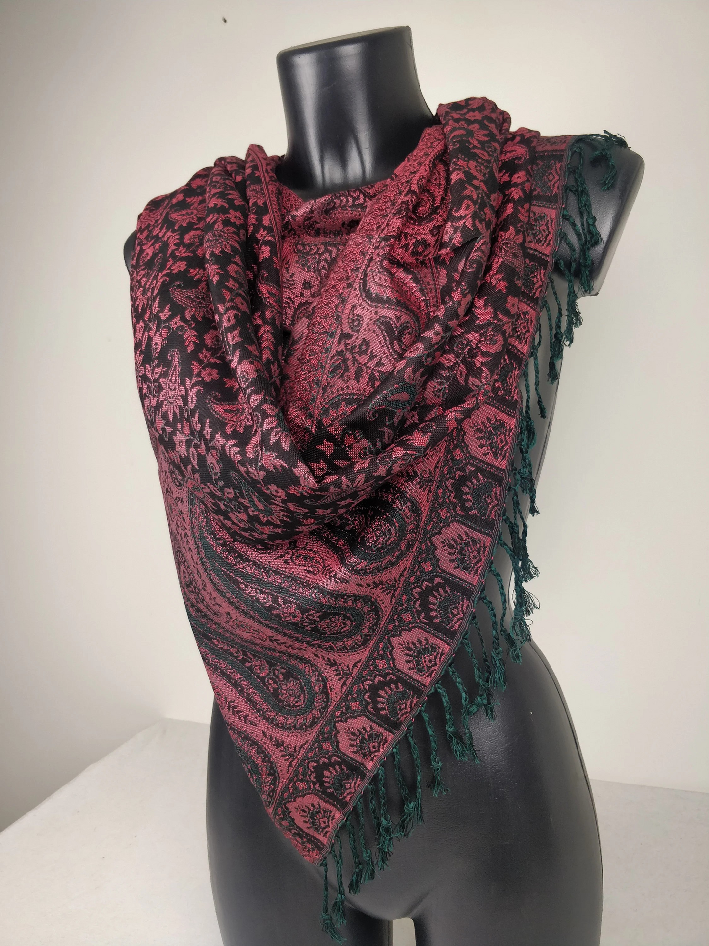 Pashmina réversible Sankya en viscose. Echarpe motif paisley noir et rouge.