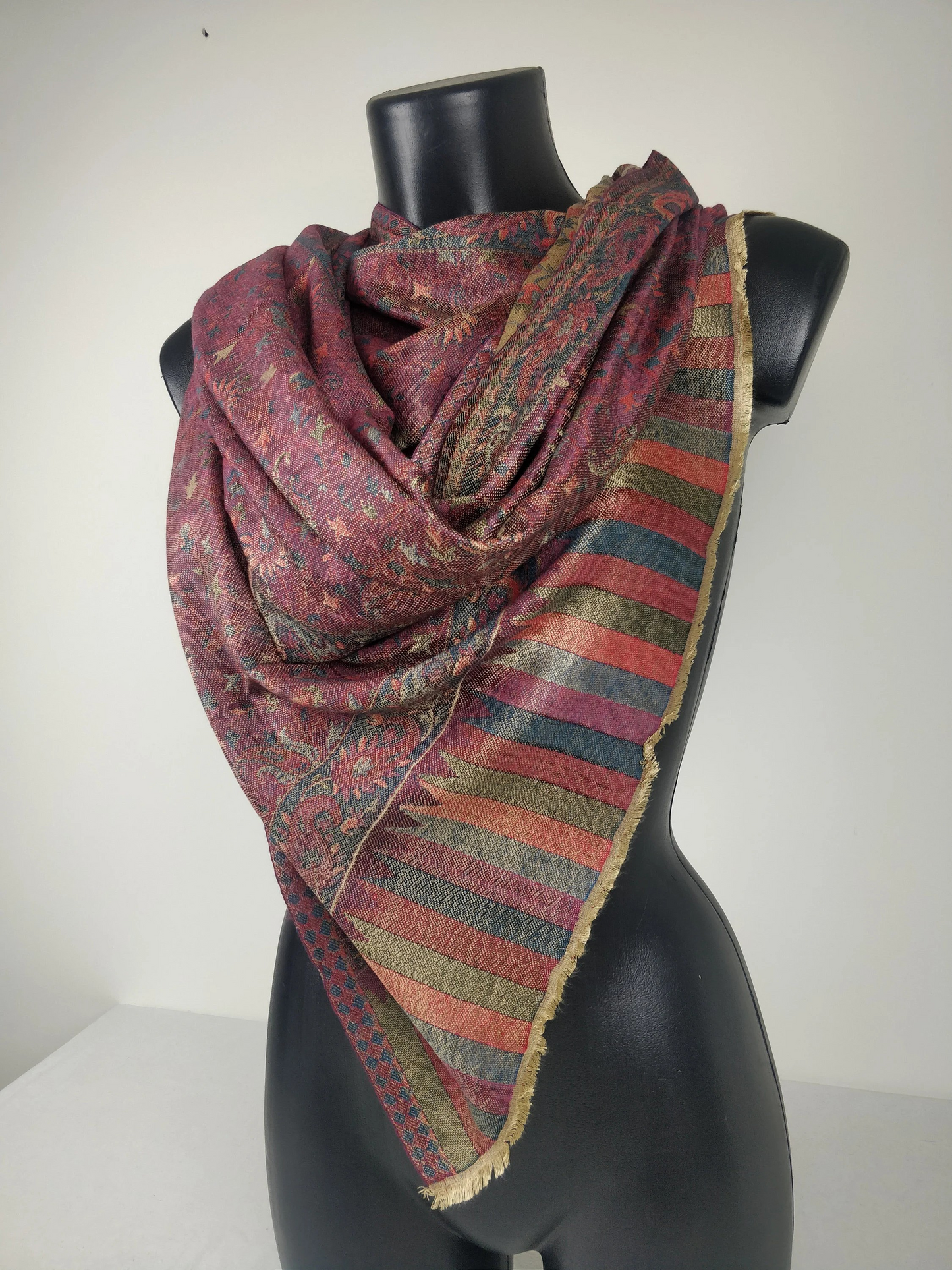 Wende-Pashmina Anjana aus Modal. Braunes Paisley-Muster.