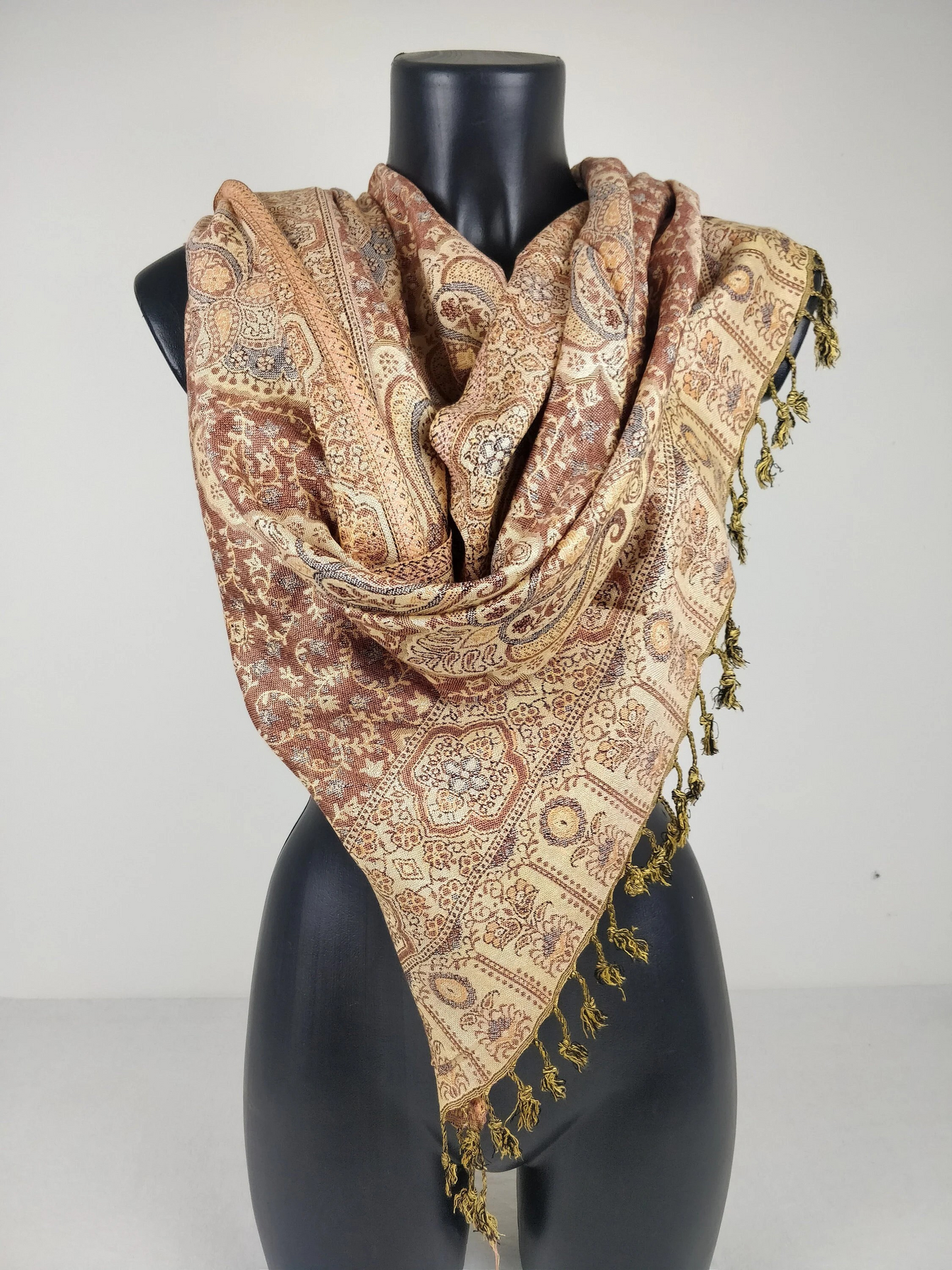 Pashmina vintage Hantra en viscose. Echarpe réversible aux motifs ethnique marron.