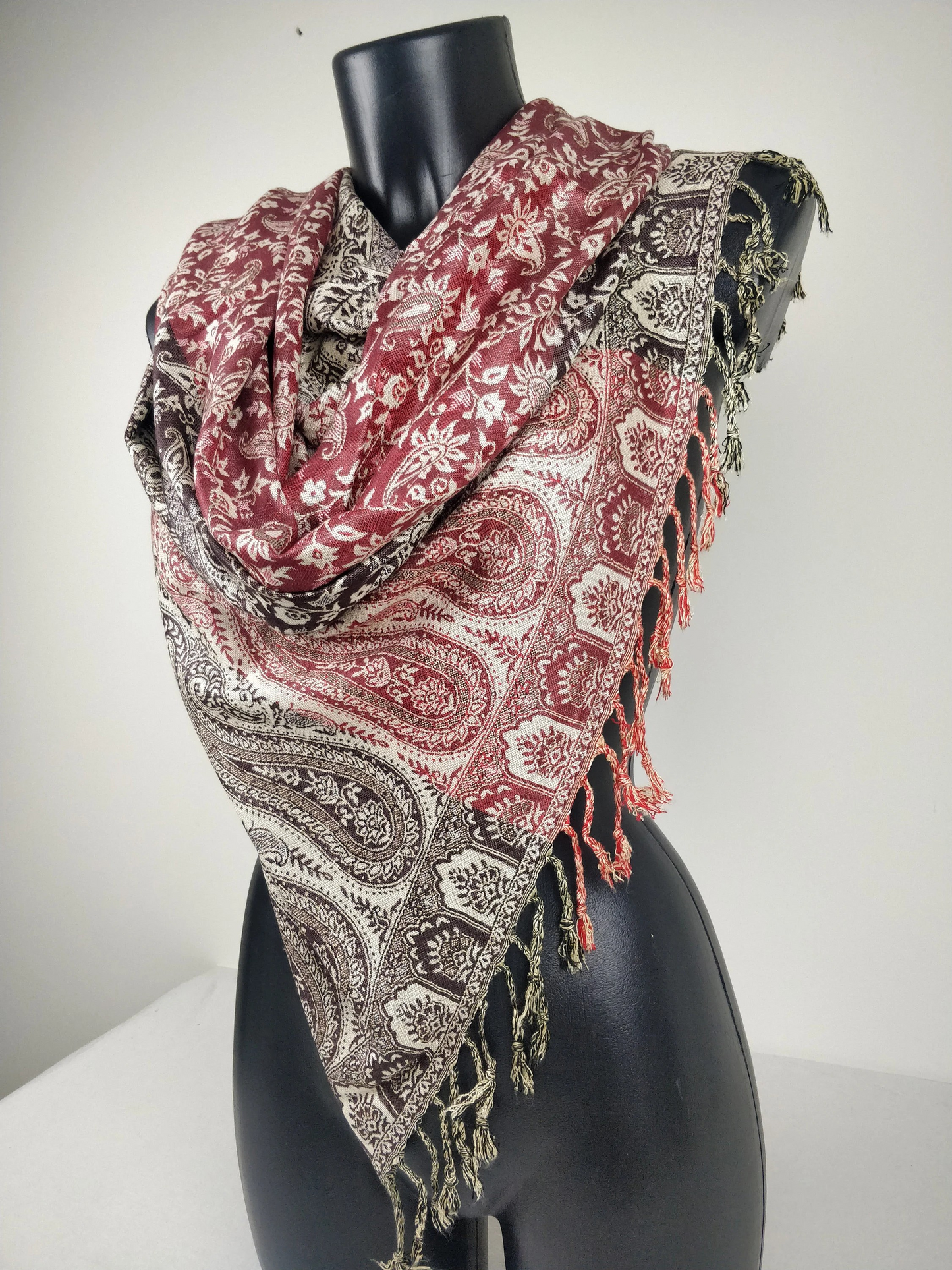 Mehrfarbiger Sankya Wende-Pashmina aus Viskose. Rotes und braunes Paisleymuster.