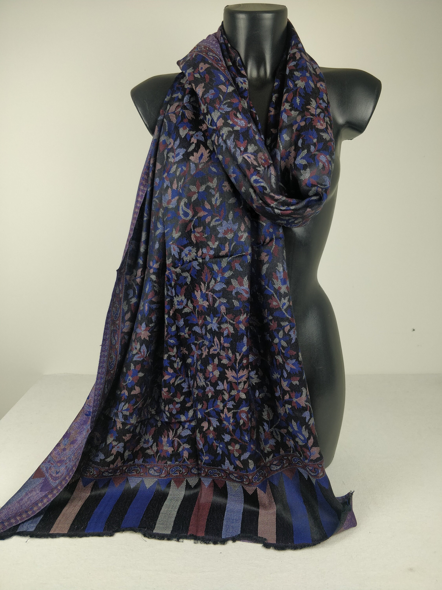 Pashmina Anjana réversible en modal. Echarpe motif paisley fleuri noir et bleu.