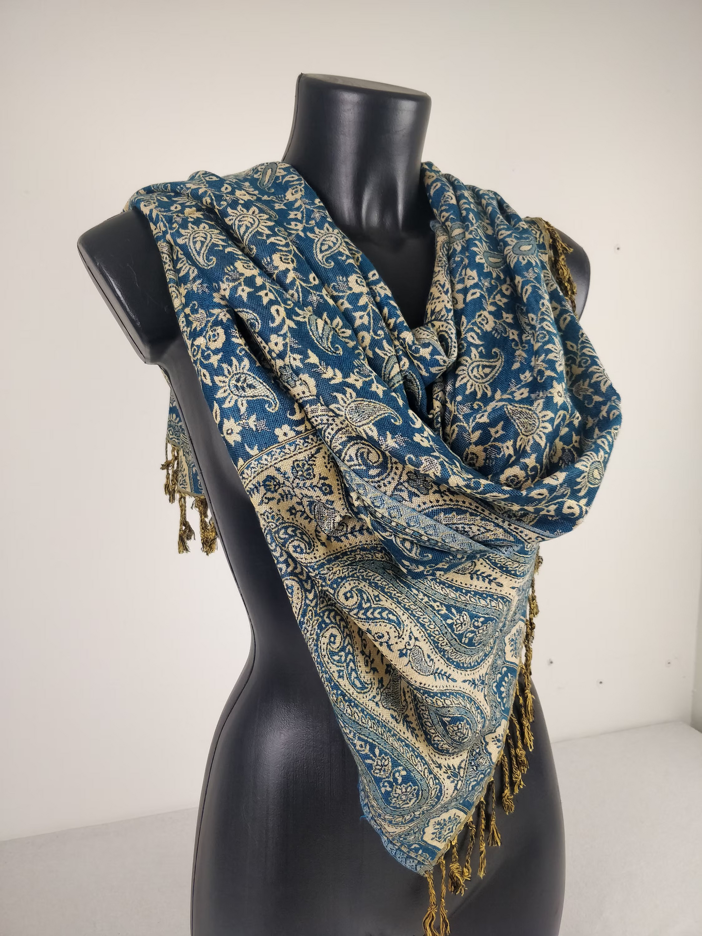 Pashmina réversible Sankya en viscose. Echarpe aux motifs paisley bleu.