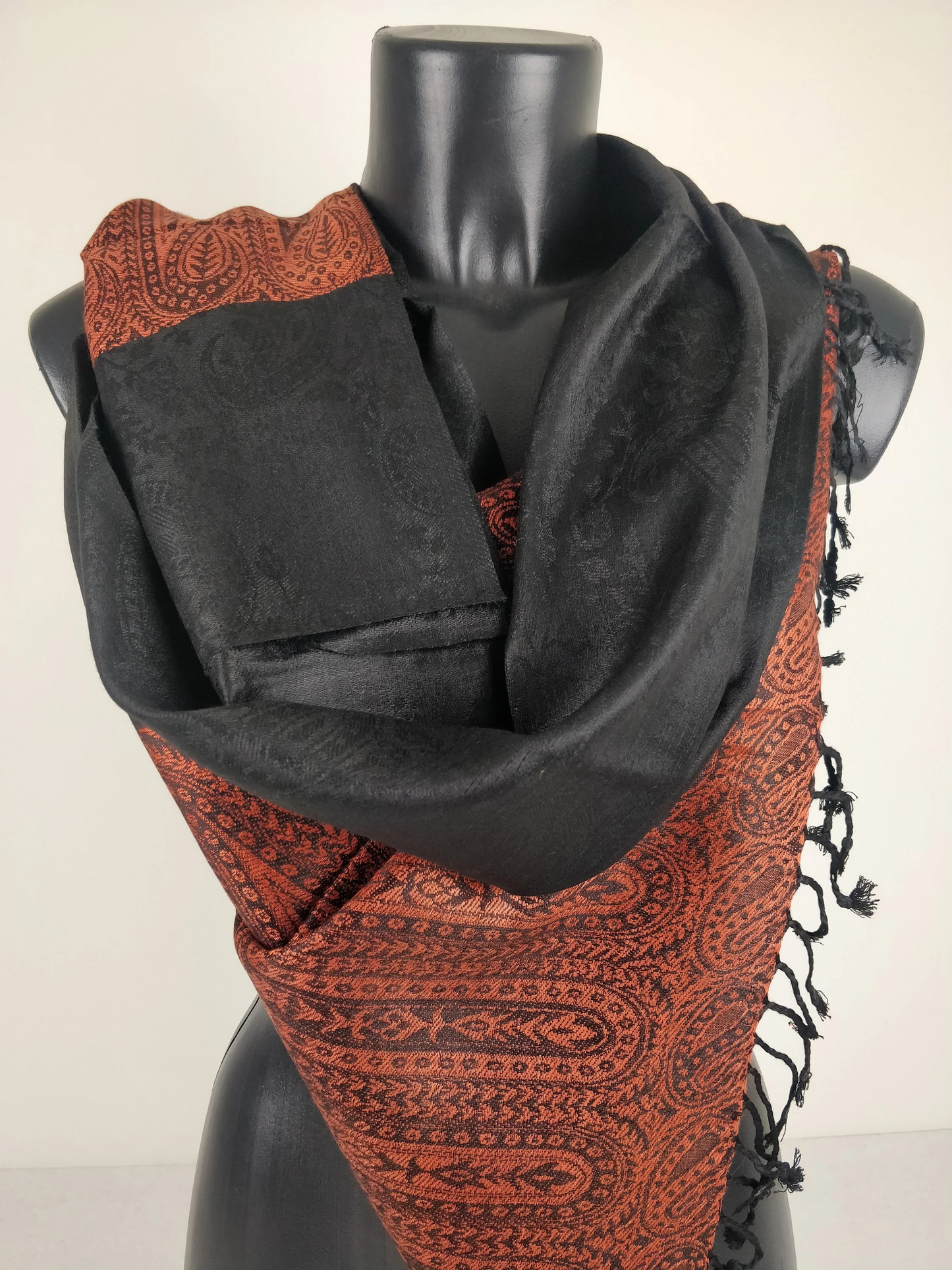 Zweifarbiger Vaisana-Pashmina aus Viskose. Braunes Paisley-Muster.