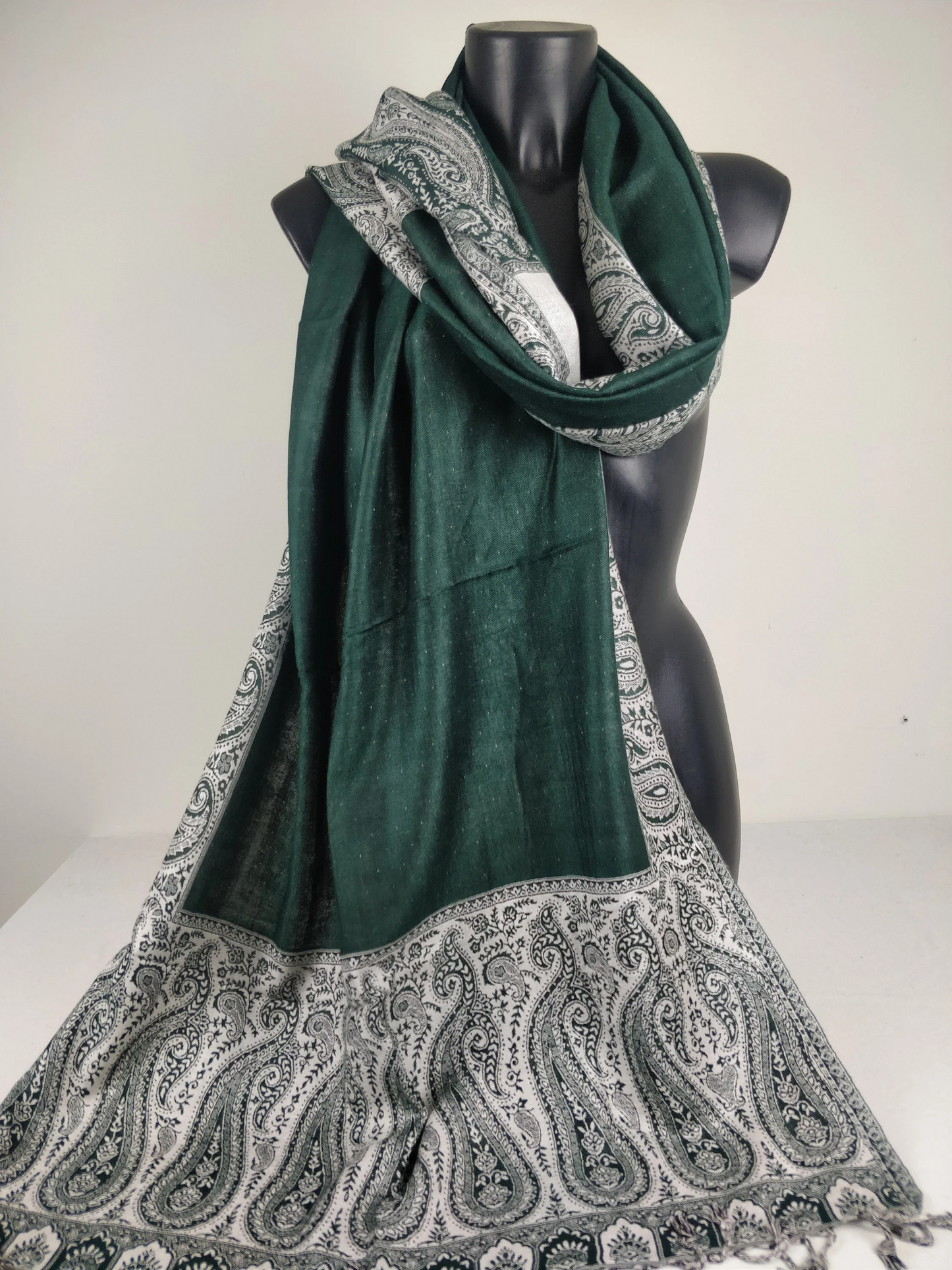 Pashmina Helak réversible en viscose. Echarpe motifs paisley vert et blanc.