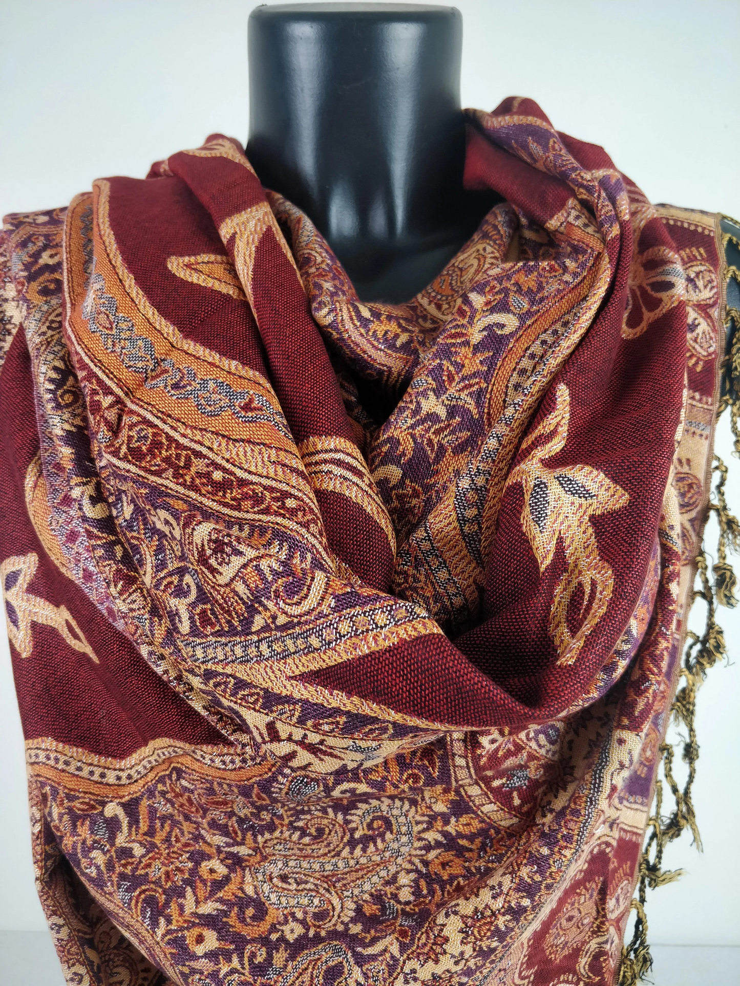 Pashmina vintage Hantra en viscose. Echarpe réversible aux motifs paisley rouge.