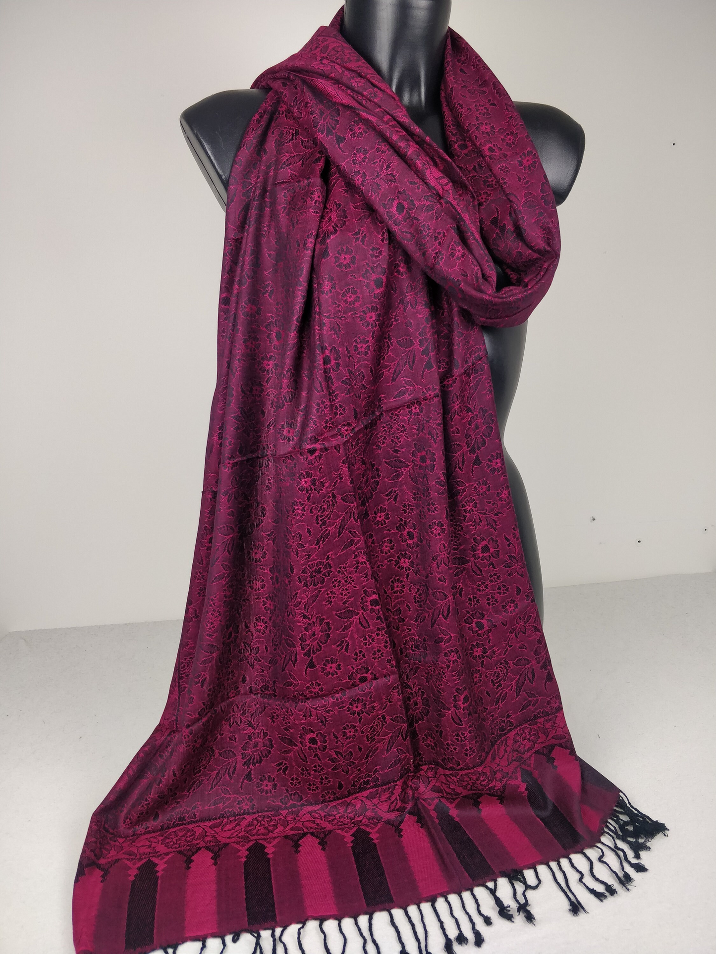 Pashmina Mangal réversible en modal / soie. Echarpe motif fleuri fuchsia.