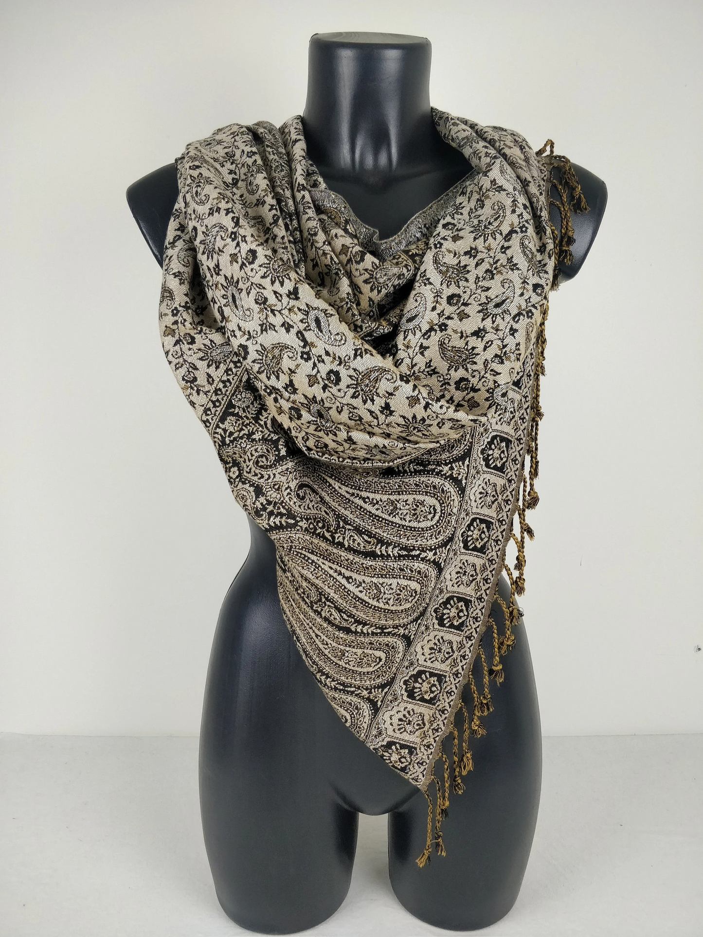 Sankya Wende-Pashmina aus Viskose. Schwarzes Paisley-Muster.