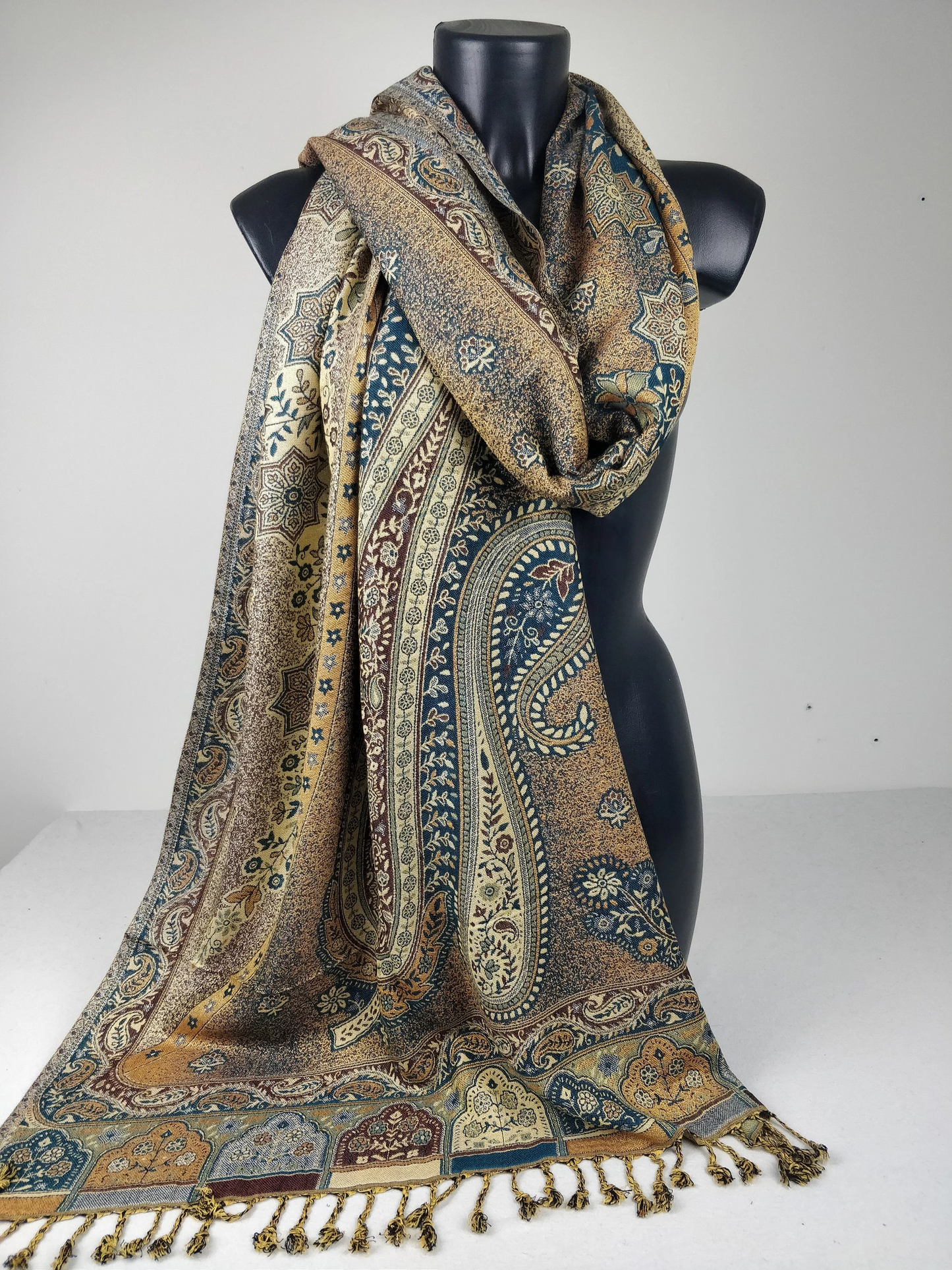 Pashmina vintage Hantra en viscose. Echarpe réversible aux motifs ethnique marron, bleu et crème.