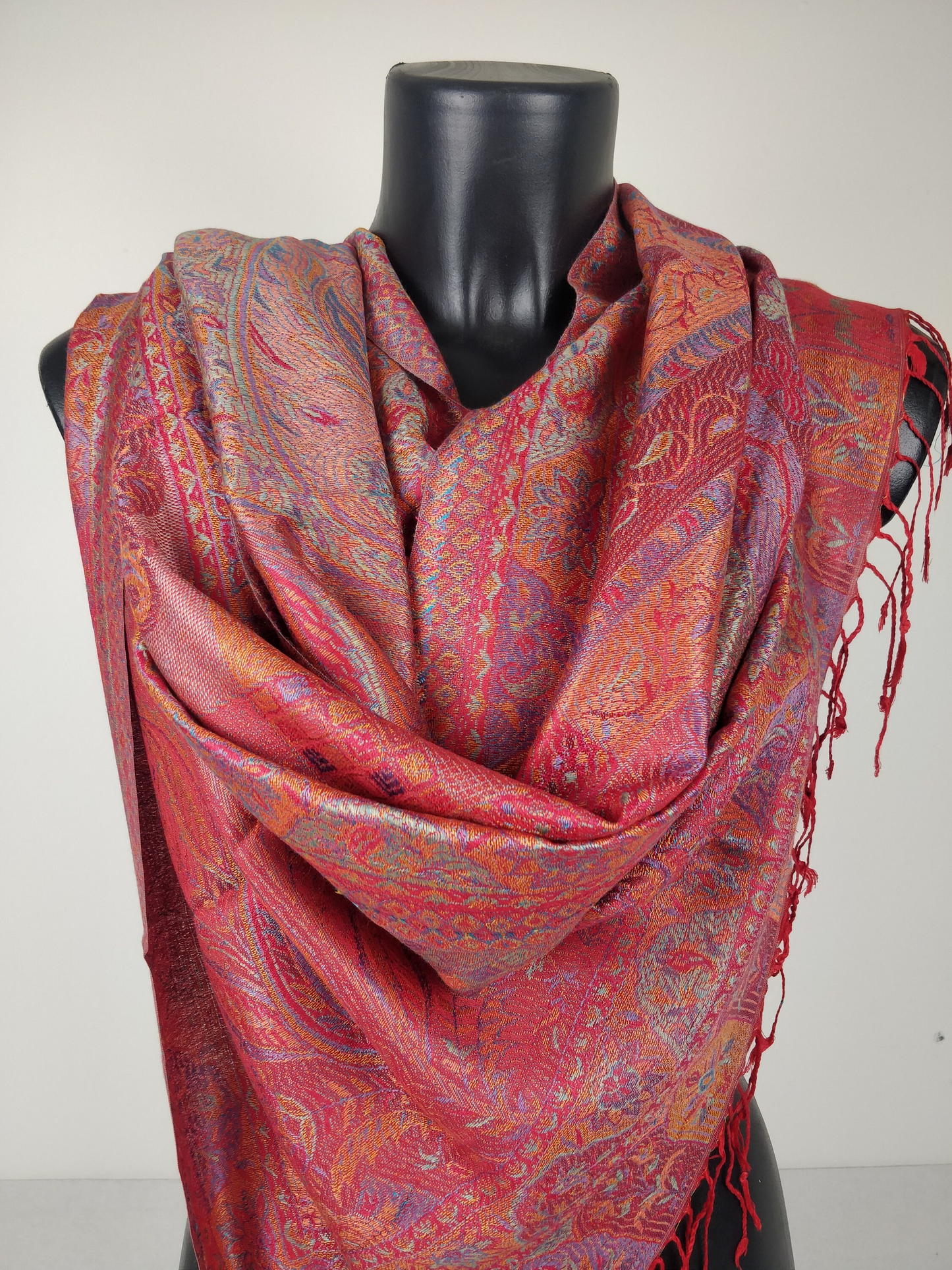 Pashmina Mangal réversible en modal / soie. Echarpe aux motifs paisley rouge.