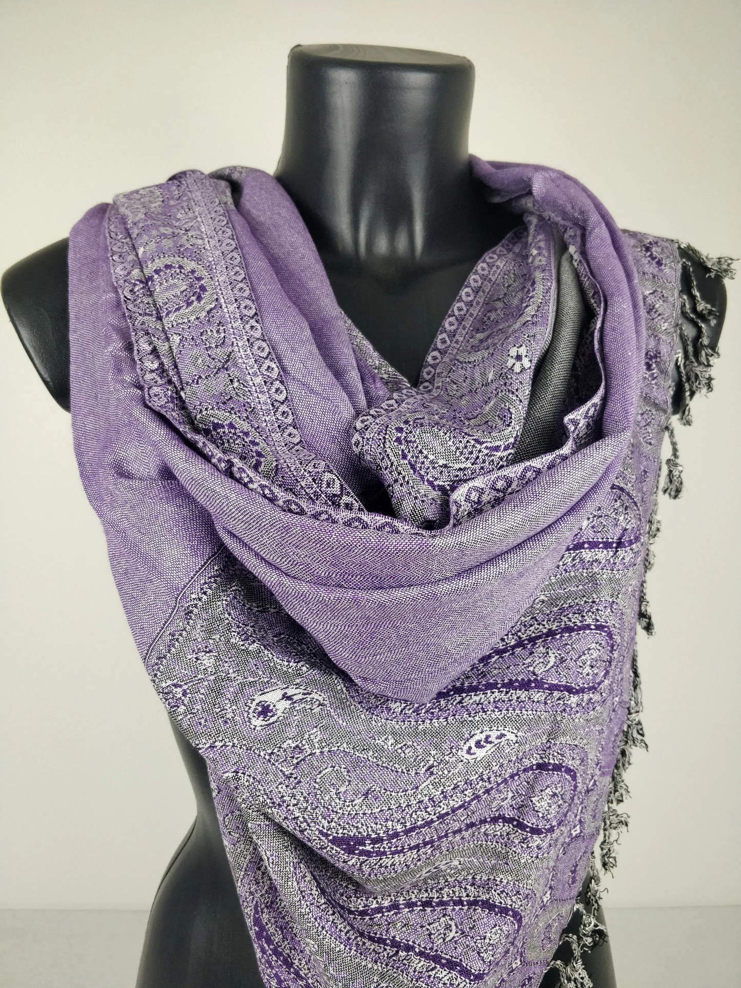 Pashmina Helak réversible en viscose. Echarpe motifs paisley violet et gris.