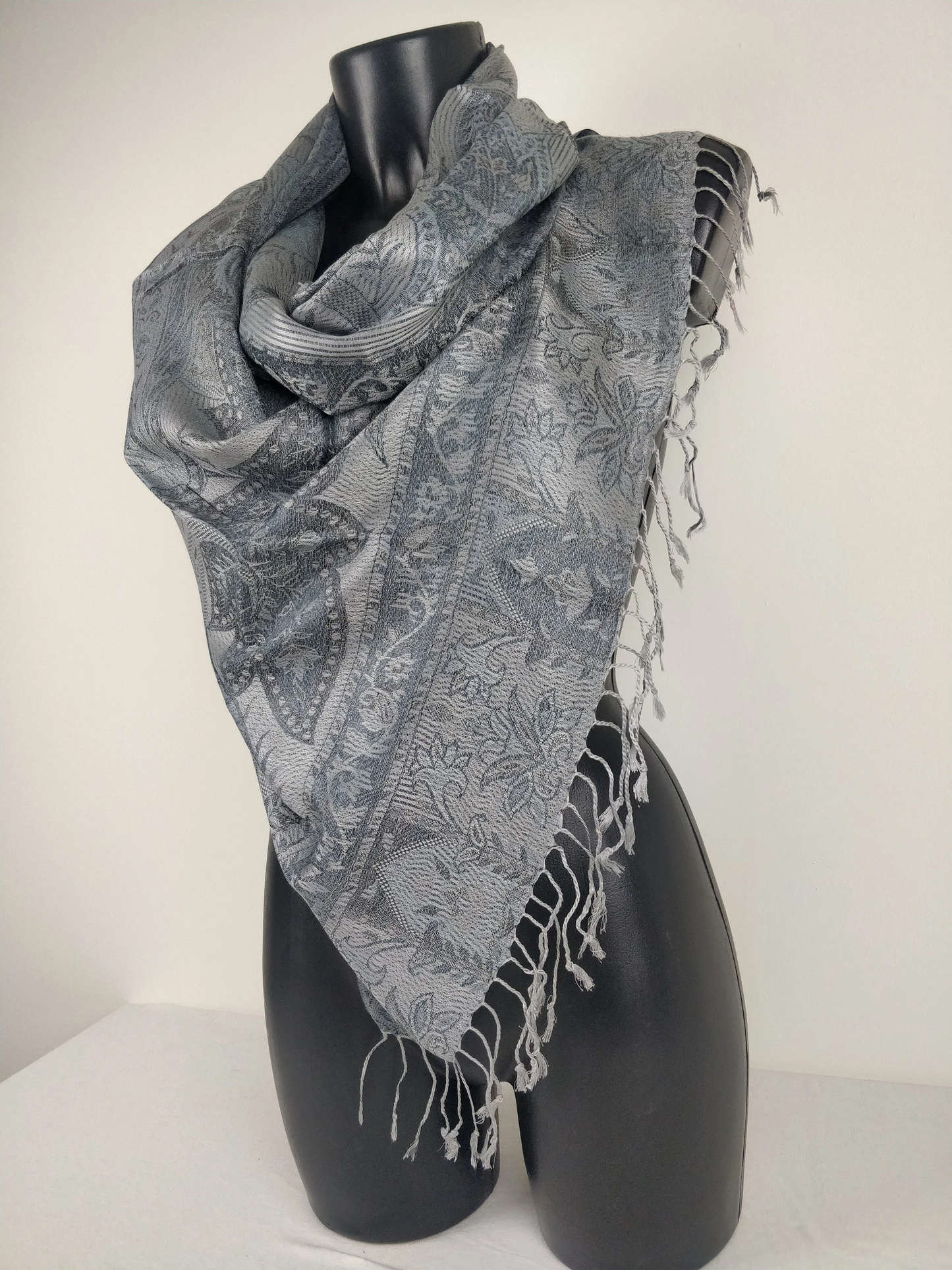 Pashmina Mangal réversible en modal / soie. Echarpe aux motifs paisley gris.