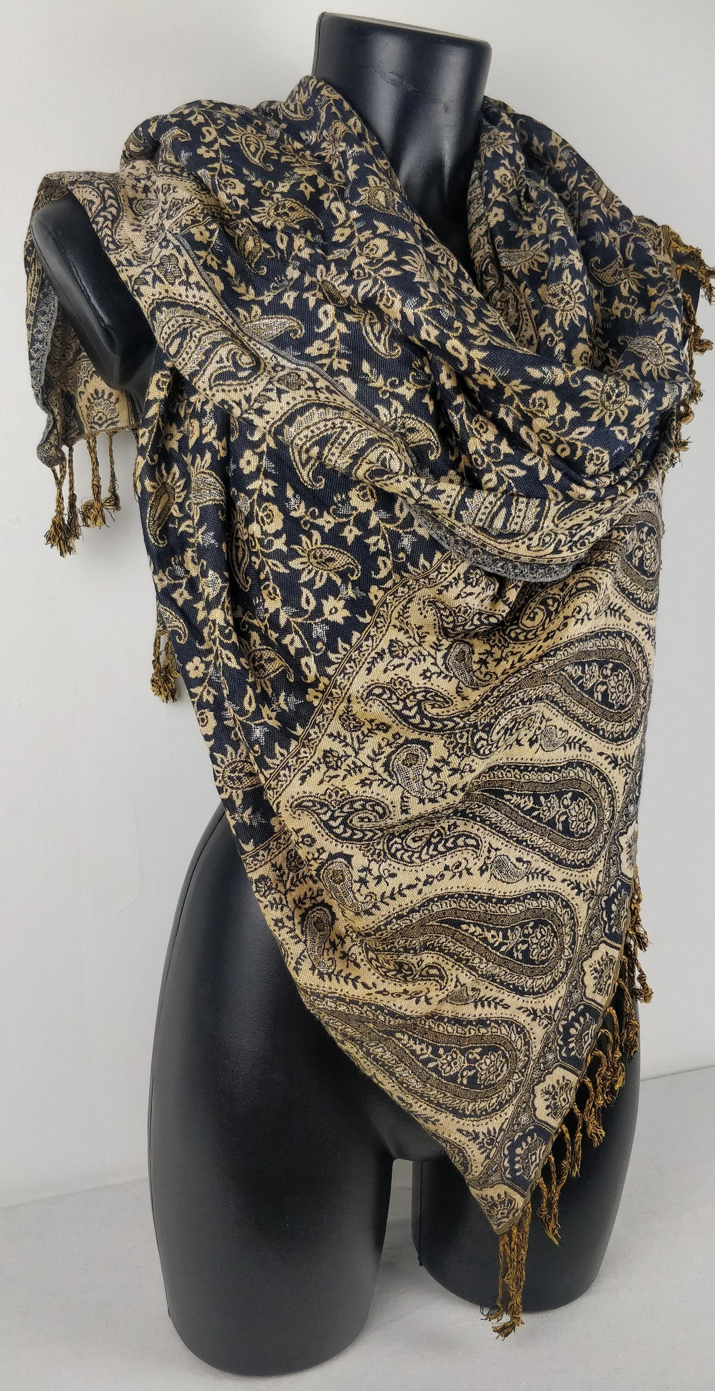 Pashmina réversible Sankya en viscose. Echarpe motif paisley bleu nuit.