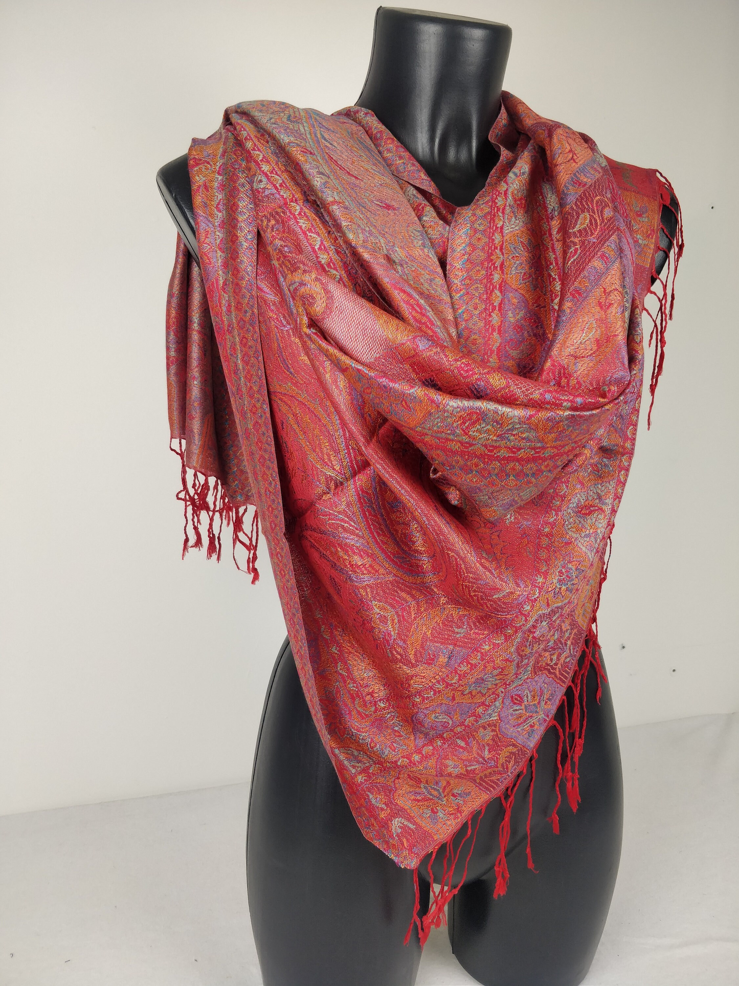 Pashmina Mangal réversible en modal / soie. Echarpe aux motifs paisley rouge.