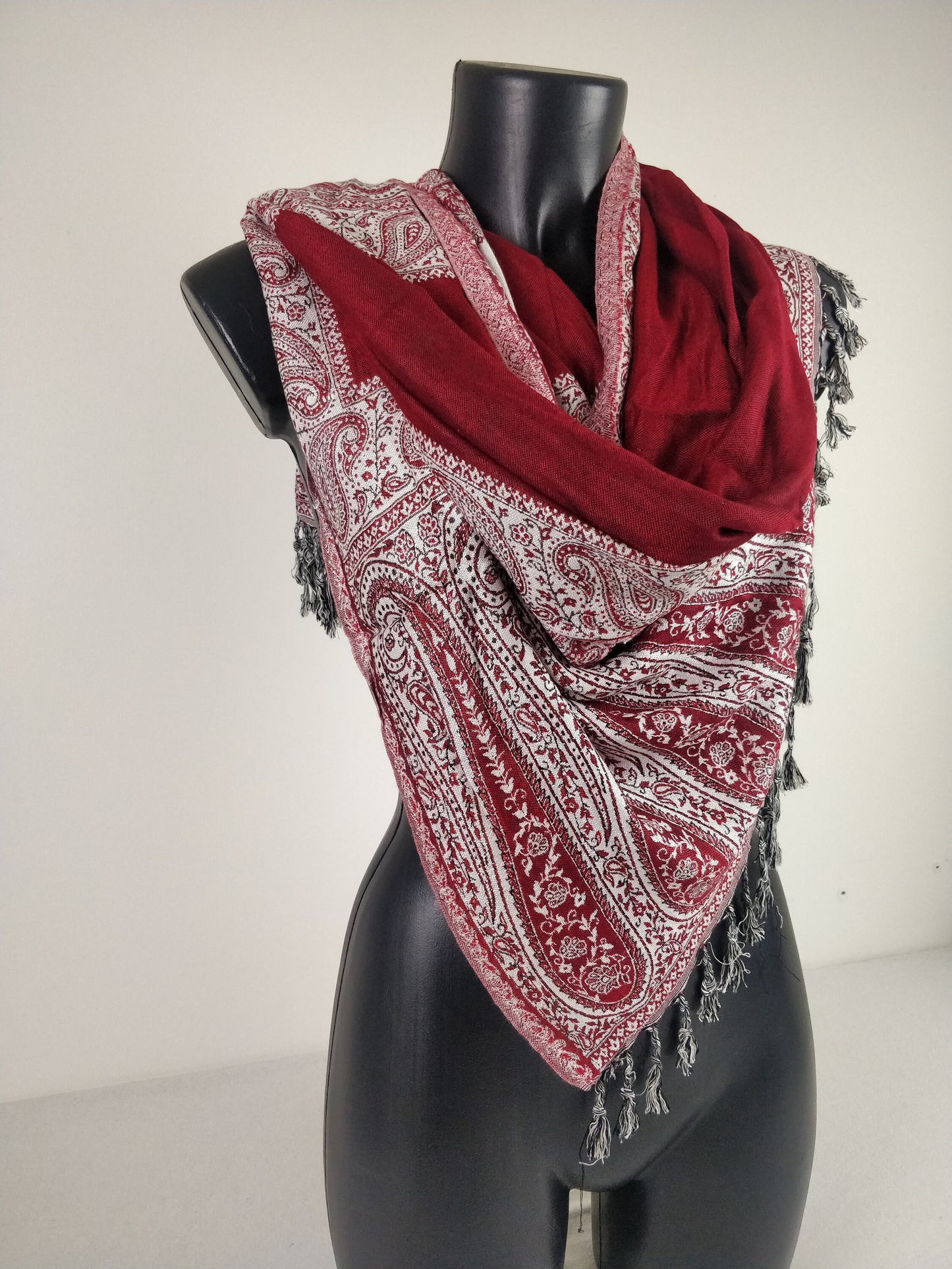 Pashmina Helak réversible en viscose. Echarpe motifs paisley rouge et blanc.