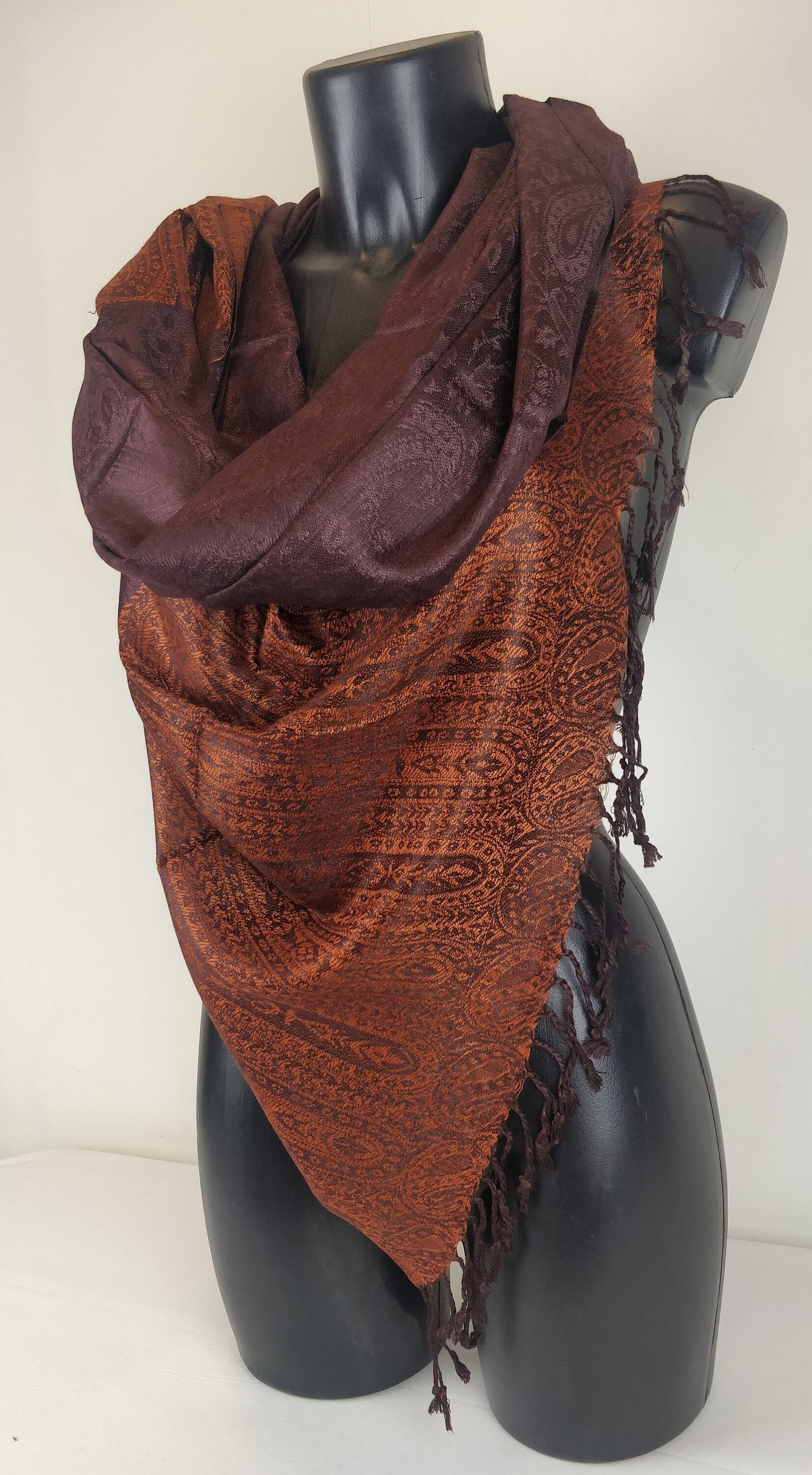 Zweifarbiger Vaisana-Pashmina aus Viskose. Braunes Paisley-Muster.