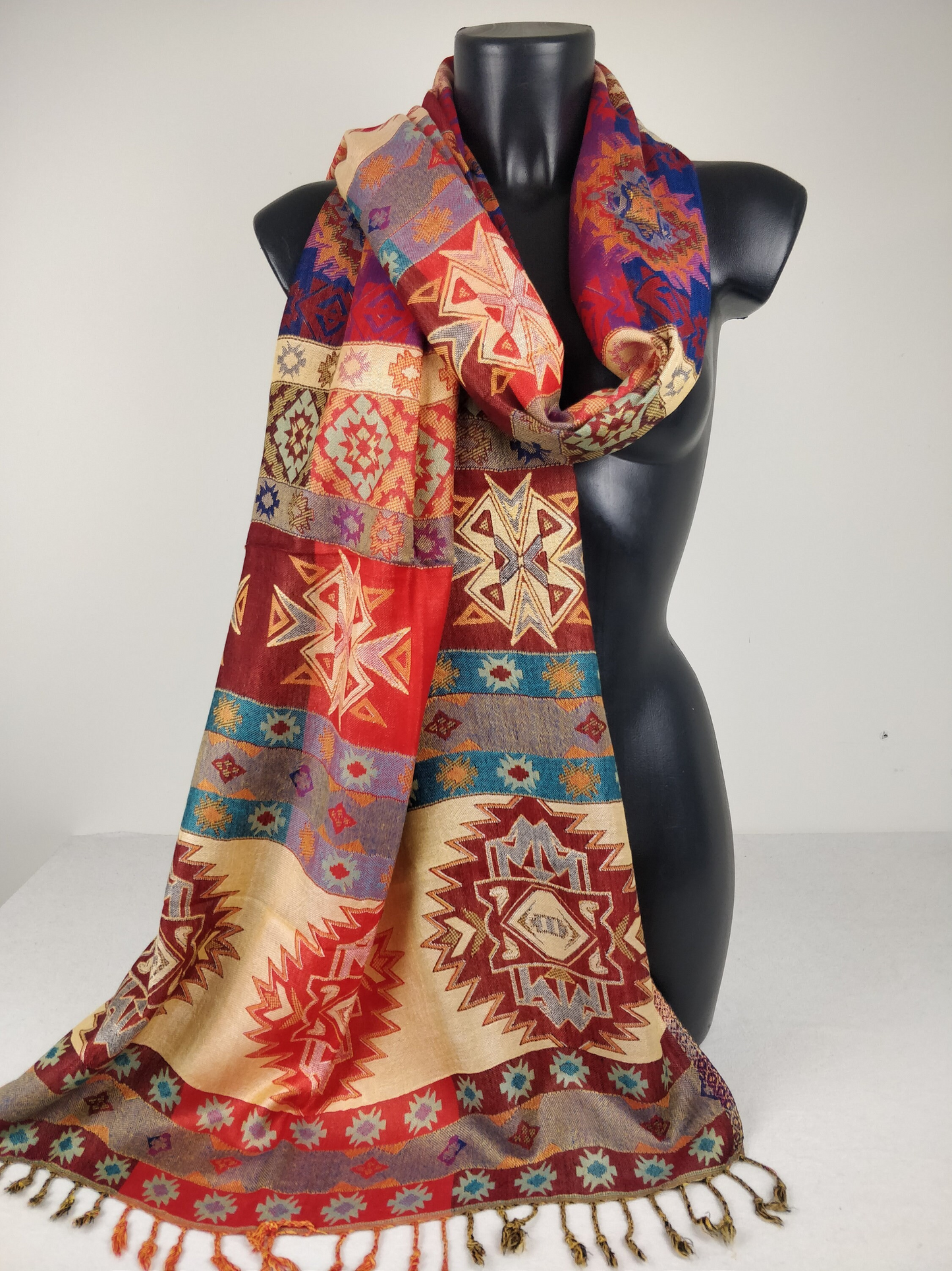 Pashmina Arsena réversible en viscose. Echarpe motifs géométriques de style inca, multicolore.