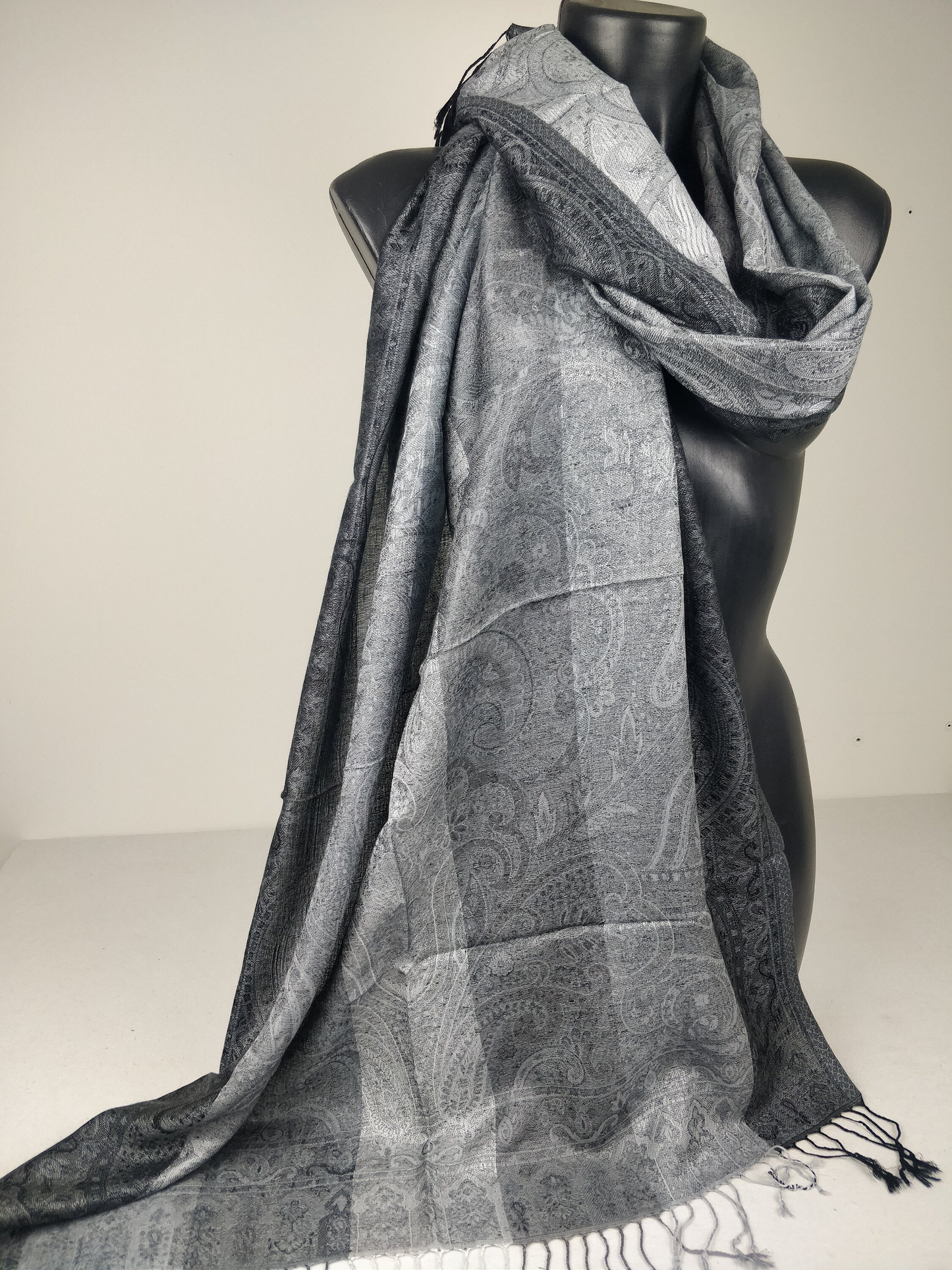 Pashmina Mangal réversible en modal / soie. Echarpe motif paisley gris et noir.