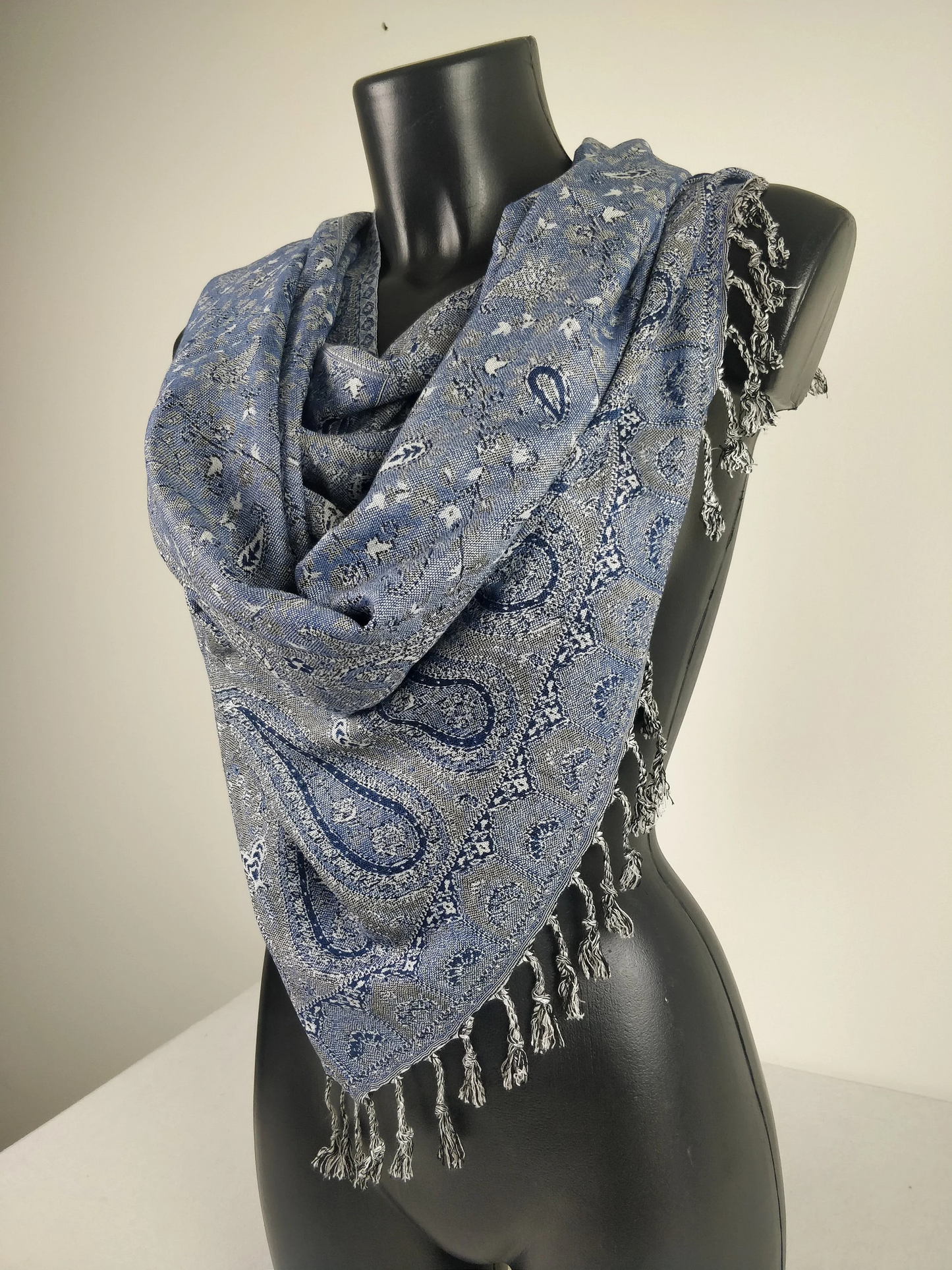 Pashmina Kheril réversible en viscose. Echarpe motifs paisley bleu.