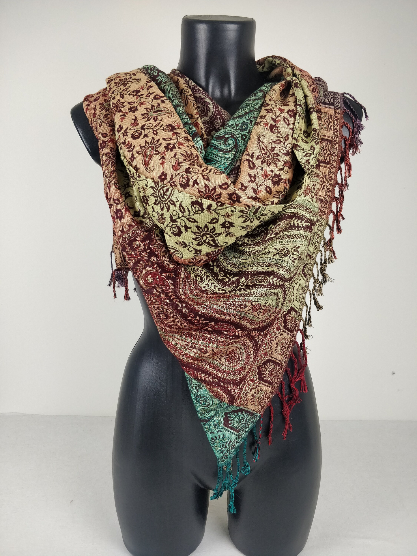 Pashmina en viscose multicolore. Motifs paisley.