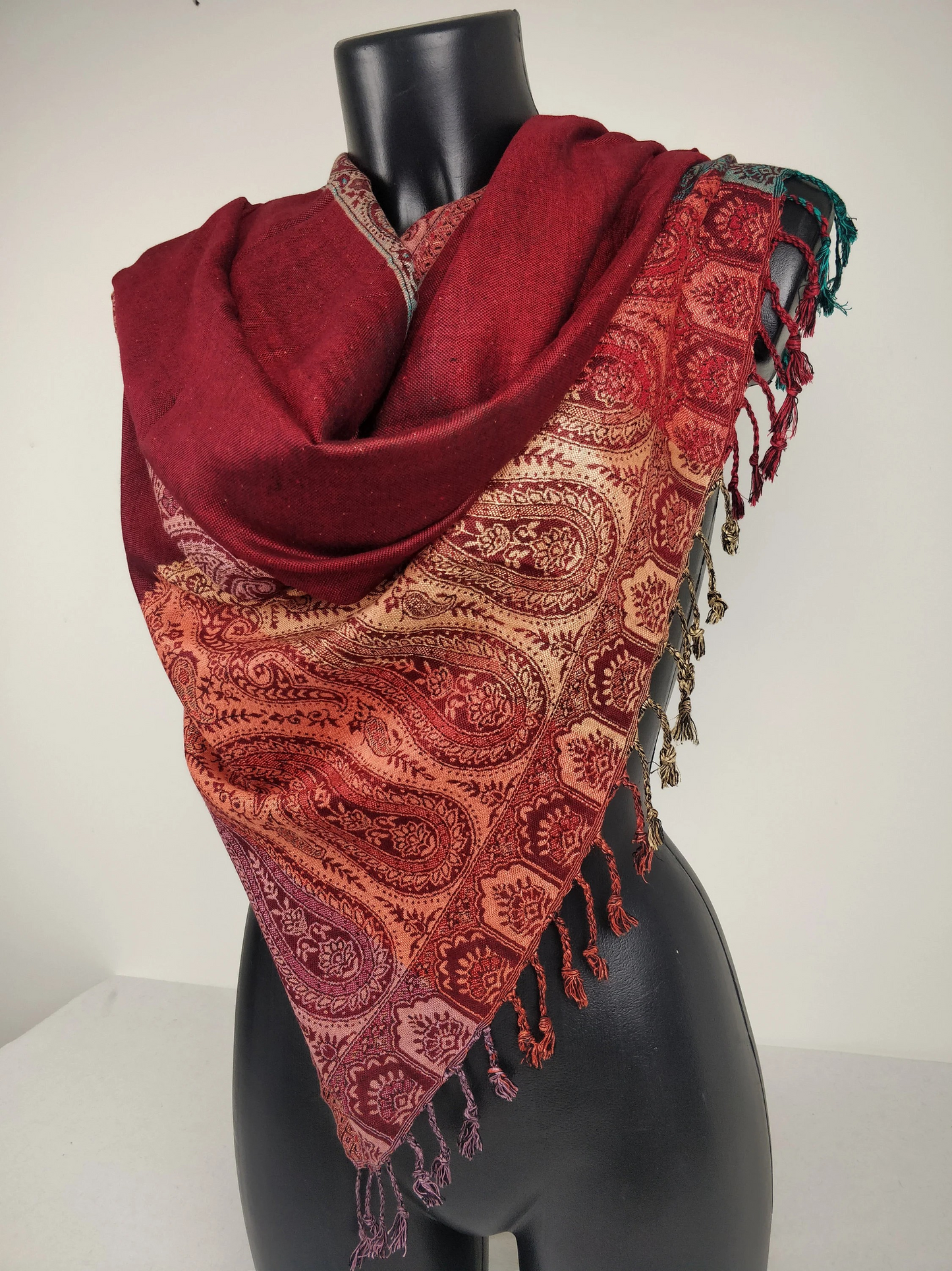 Pashmina Helak multicolore réversible en viscose. Echarpe motifs paisley rouge.