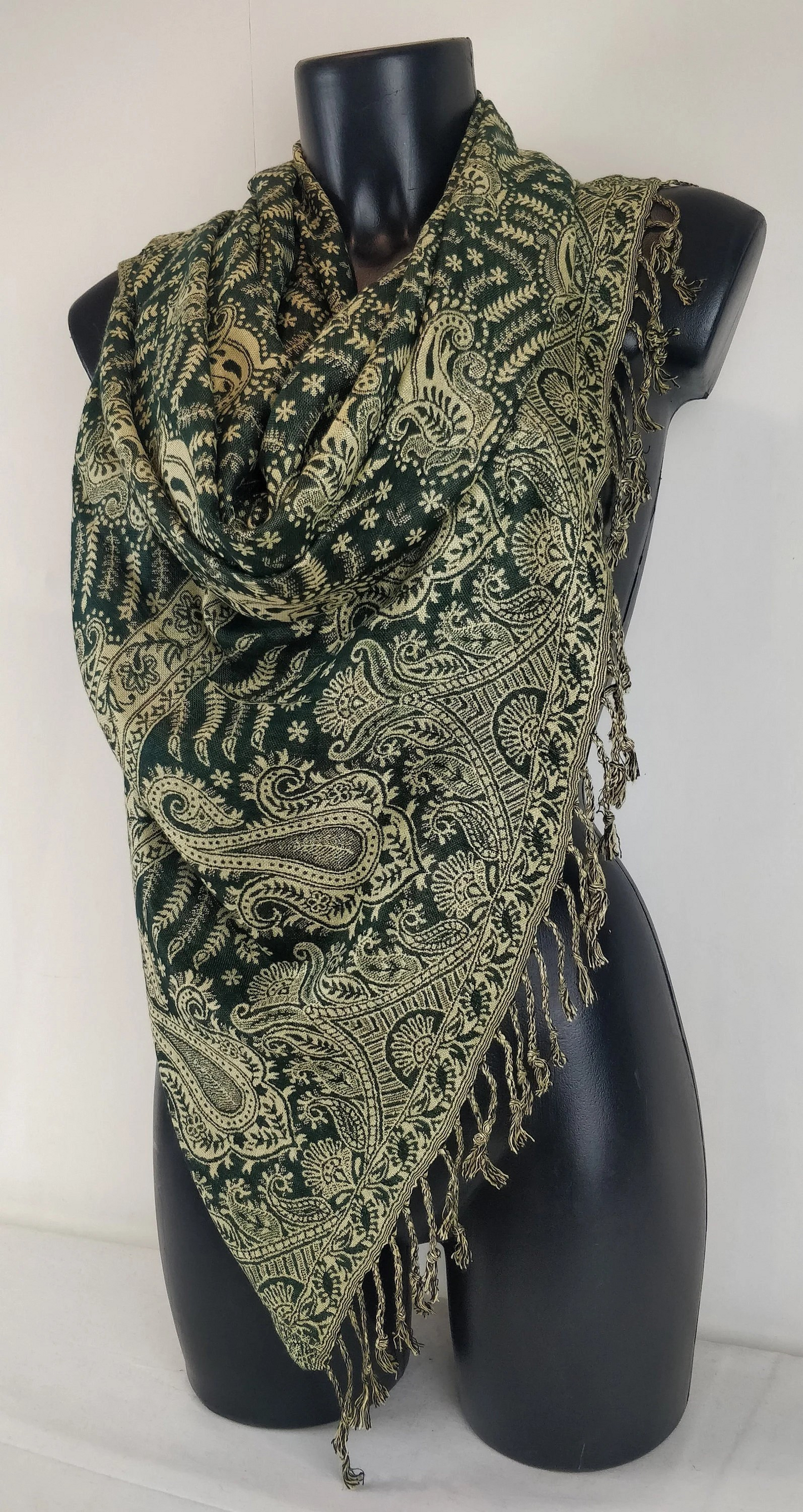 Pashmina Asoha réversible en viscose. Echarpe aux motifs paisley vert.