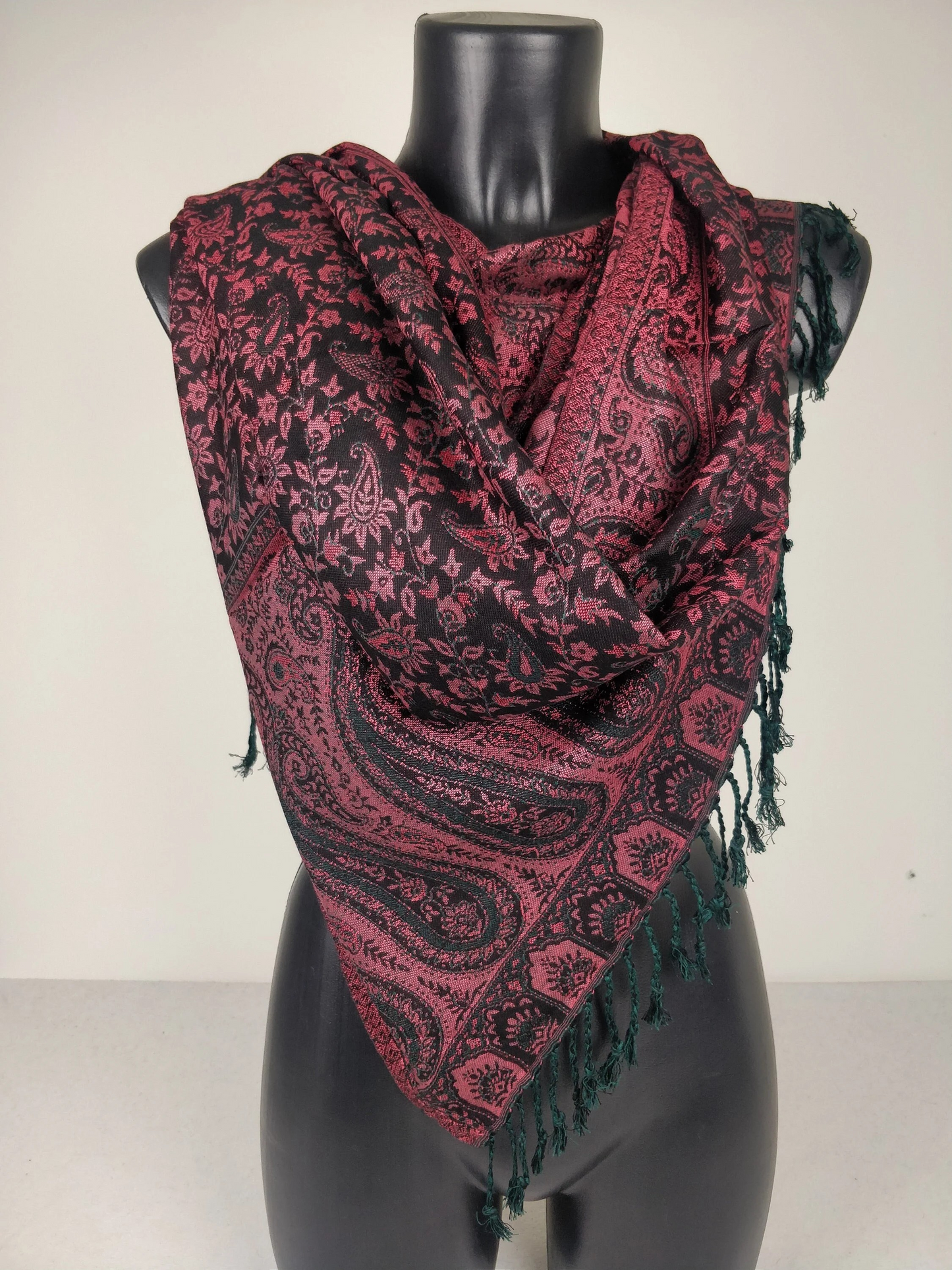 Pashmina réversible Sankya en viscose. Echarpe motif paisley noir et rouge.