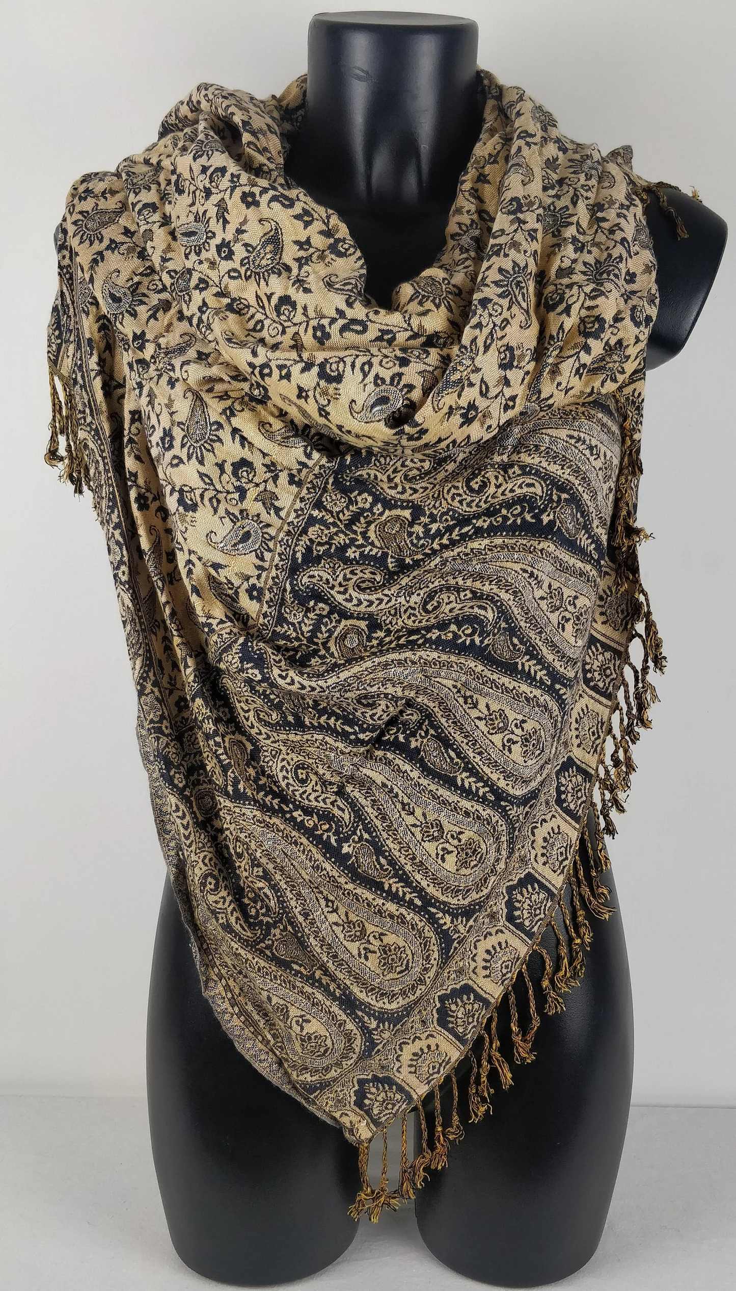 Pashmina réversible Sankya en viscose. Echarpe motif paisley bleu nuit.