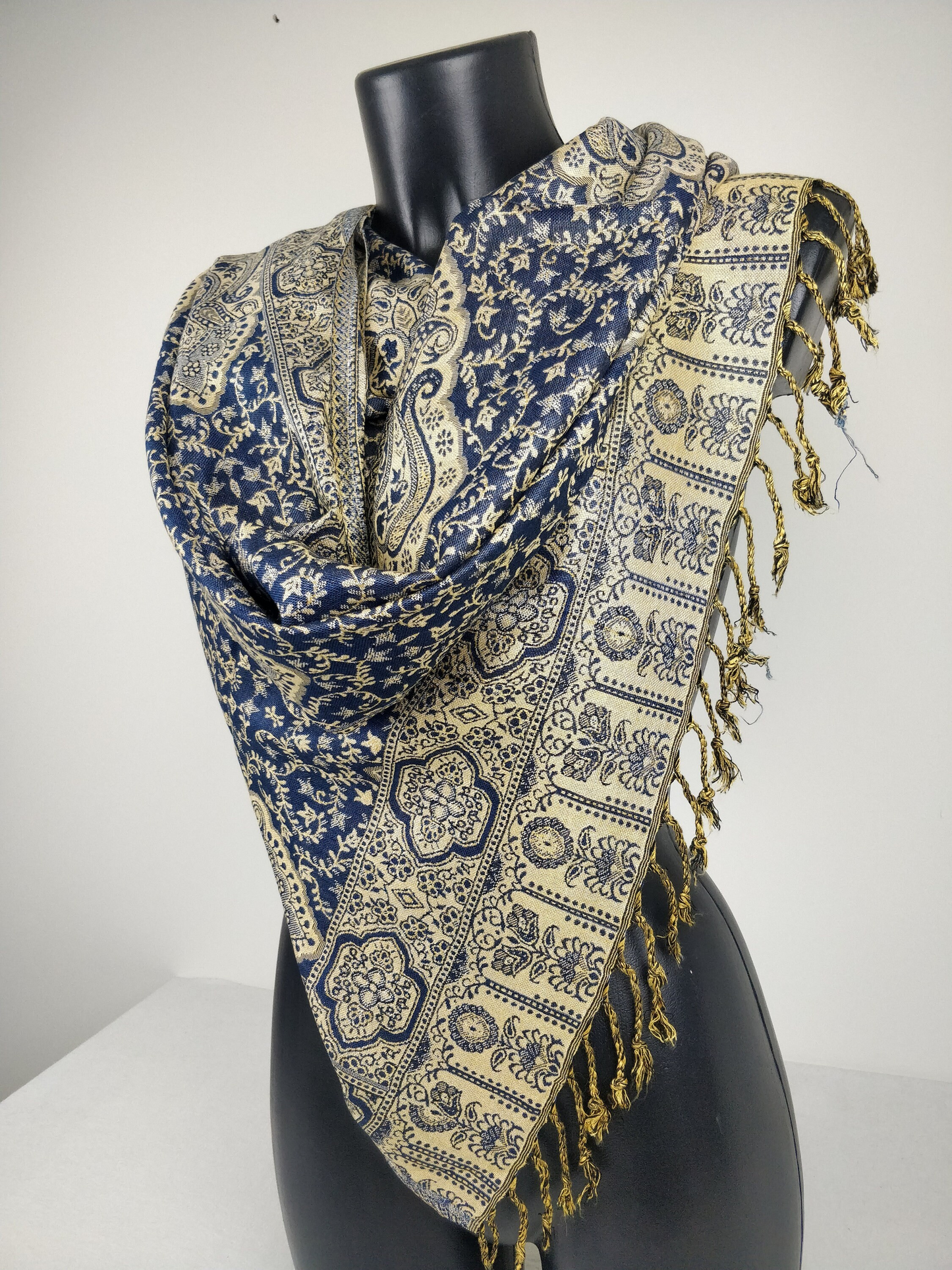 Pashmina réversible Daksha en viscose. Motif paisley bleu et crème.