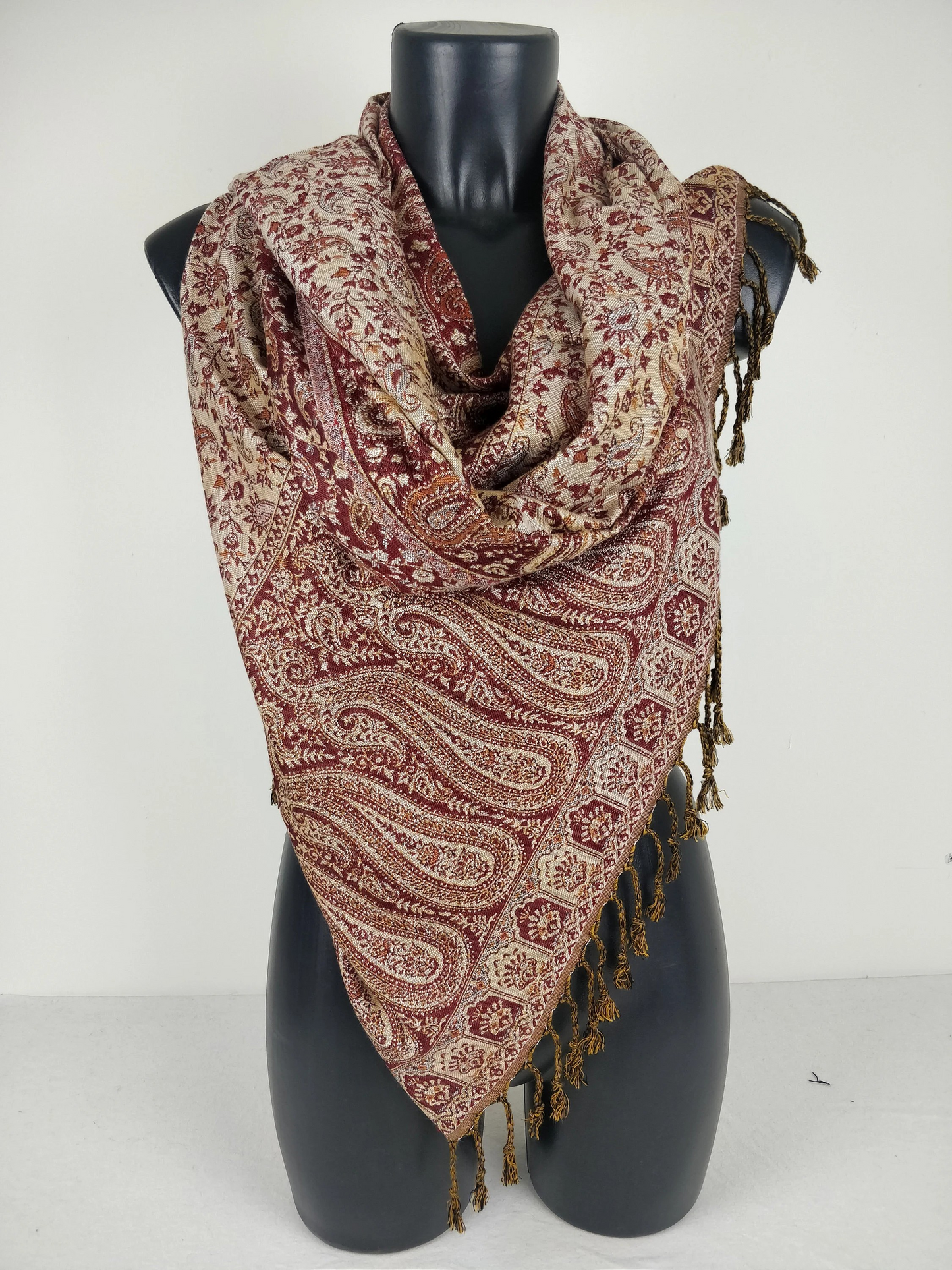 Pashmina réversible Sankya en viscose. Echarpe aux motifs paisley marron.