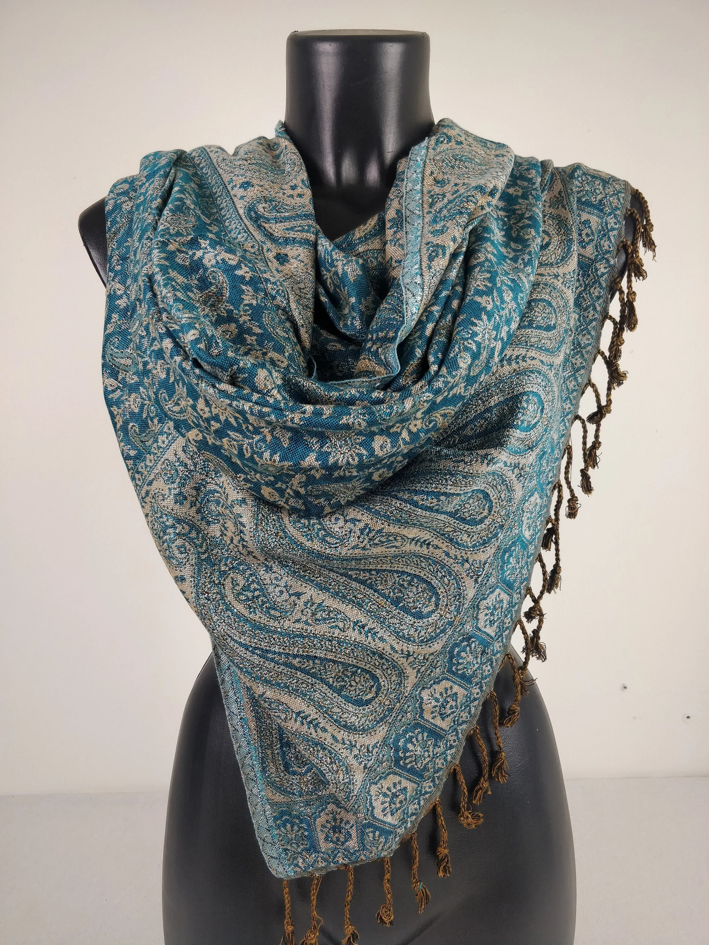 Echarpe à motifs paisley et floraux bleu.