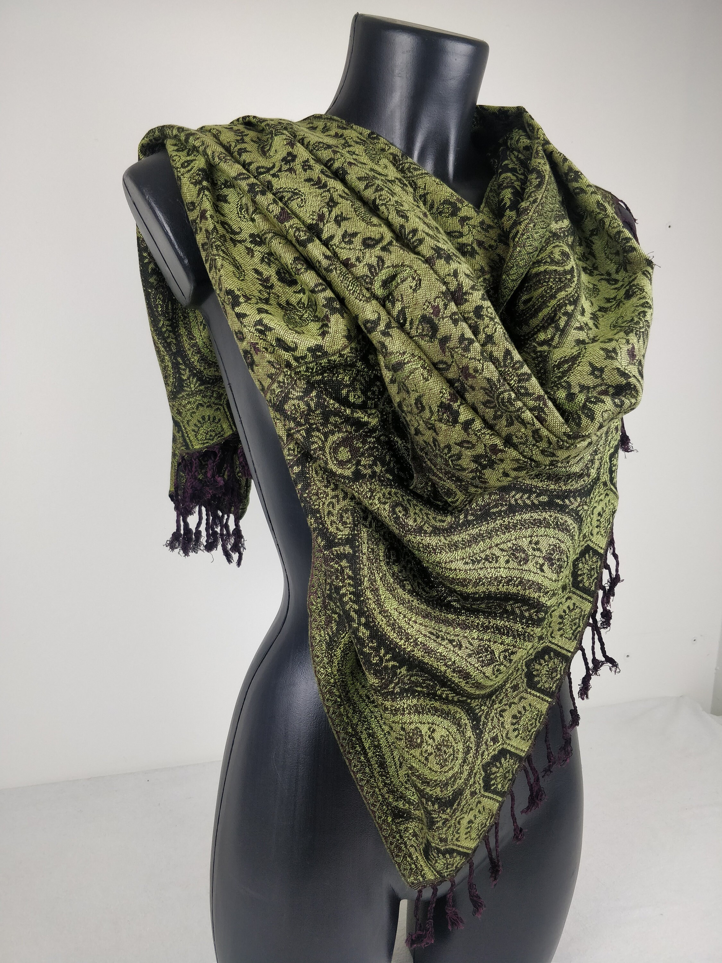 Pashmina réversible Sankya en viscose. Echarpe motif paisley vert et noir.