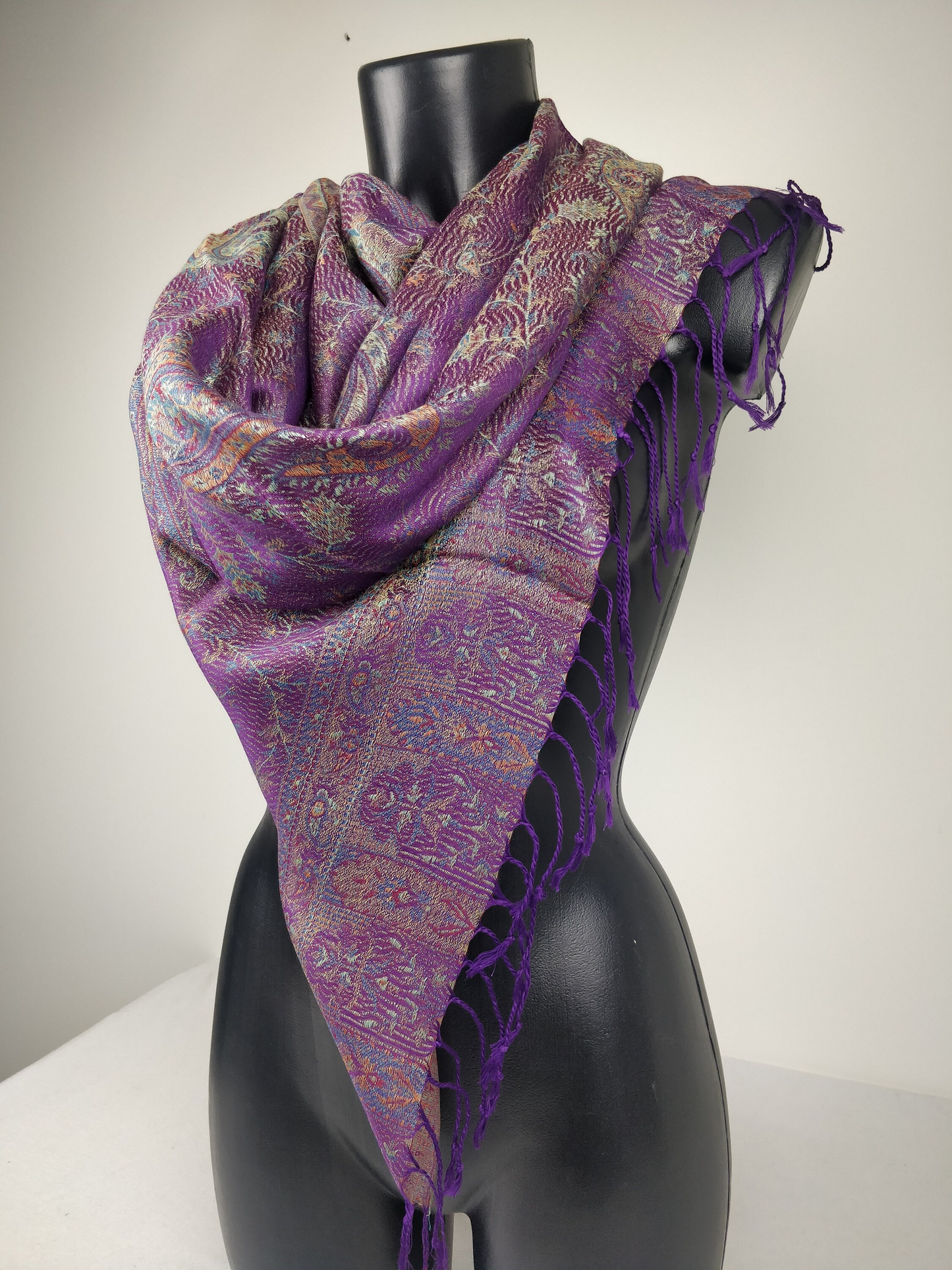 Wende-Mangal-Pashmina aus Modal/Seide. Lila Schal mit Paisley-Muster.